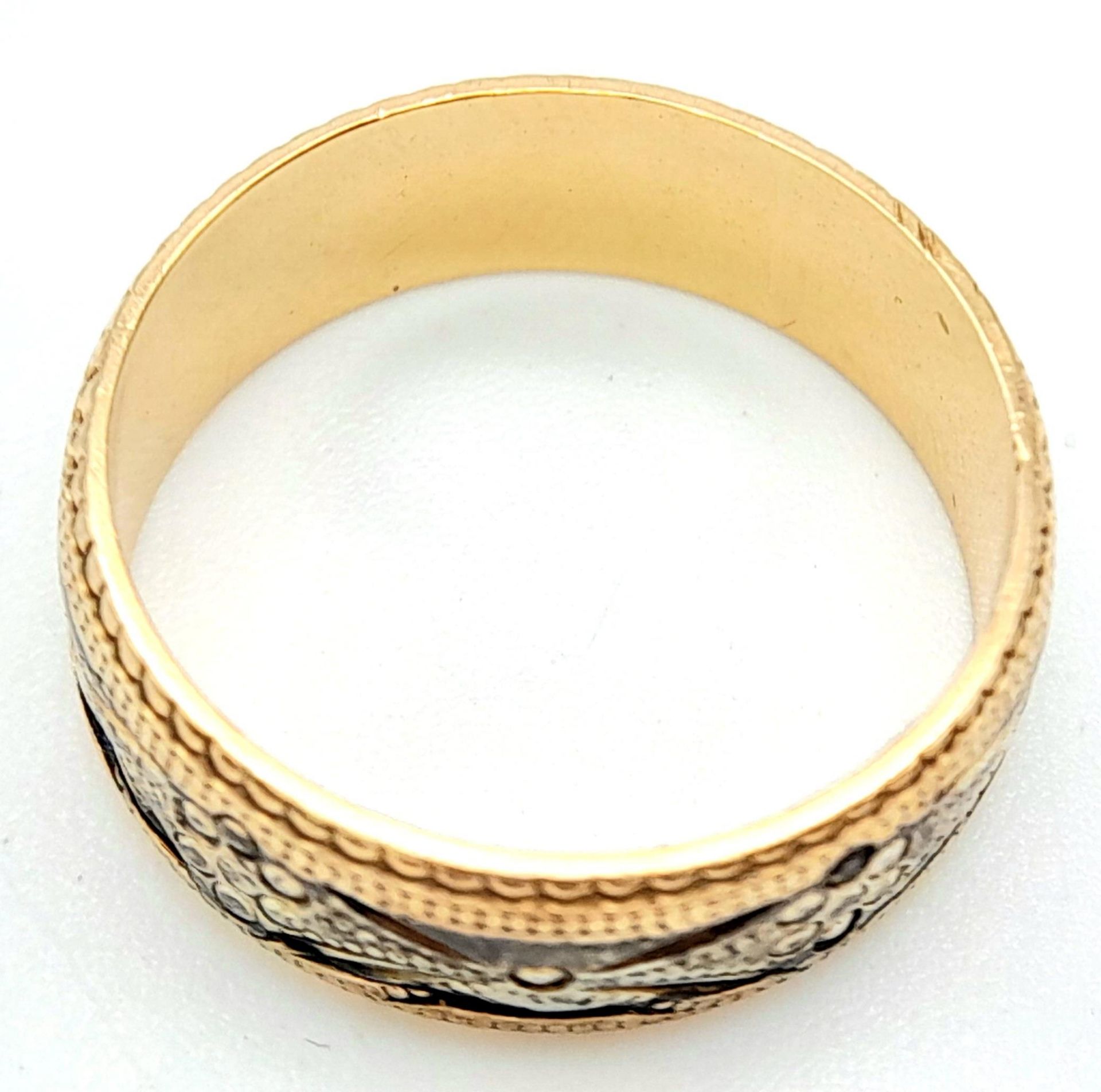 A 9K Yellow and White Decorative Band Ring. 6mm width. Size J. 2.75g - Image 4 of 5