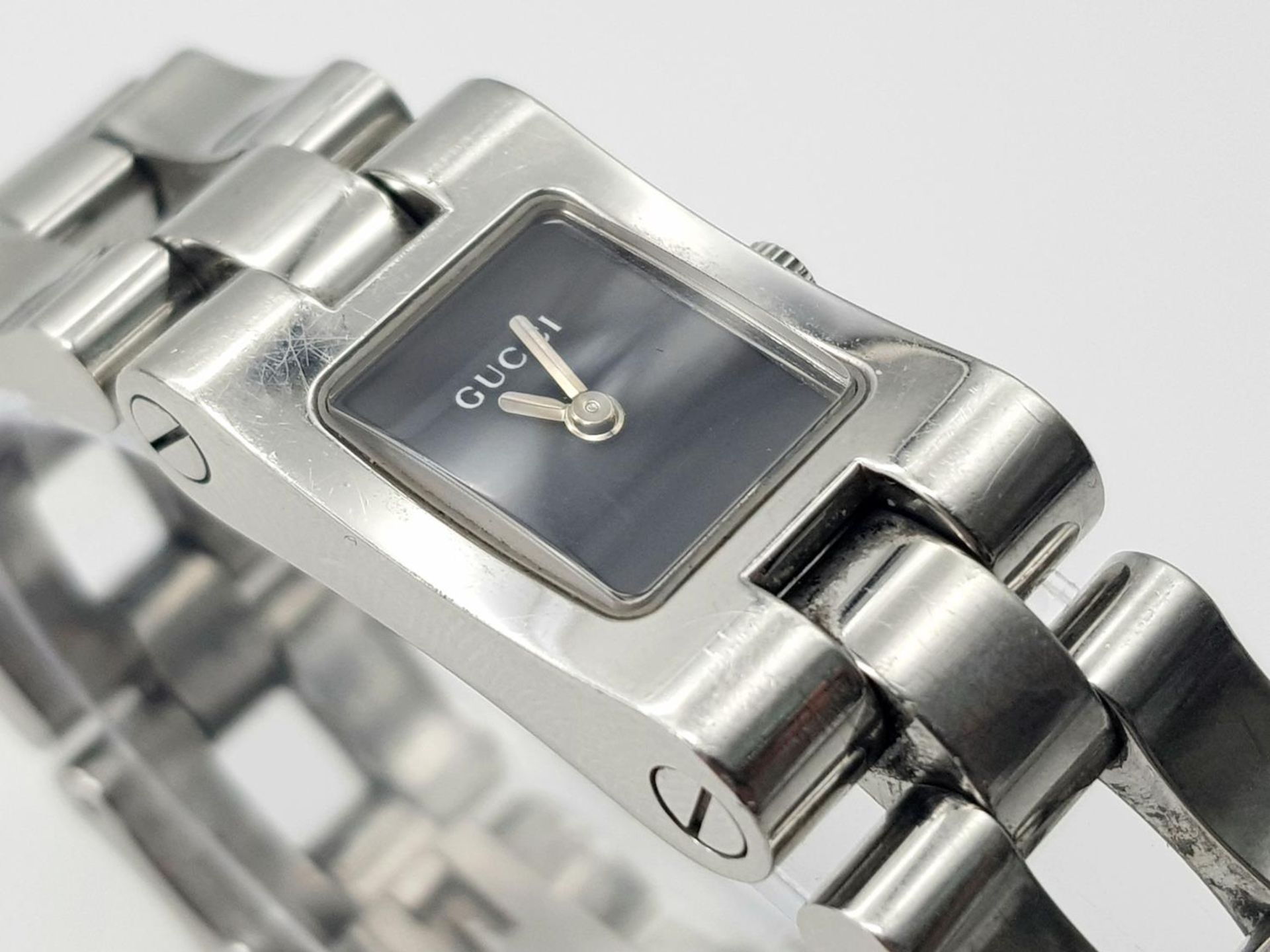A Designer Gucci Stainless Steel Quartz Ladies Watch. Stainless steel bracelet and case - 17mm. - Bild 3 aus 5