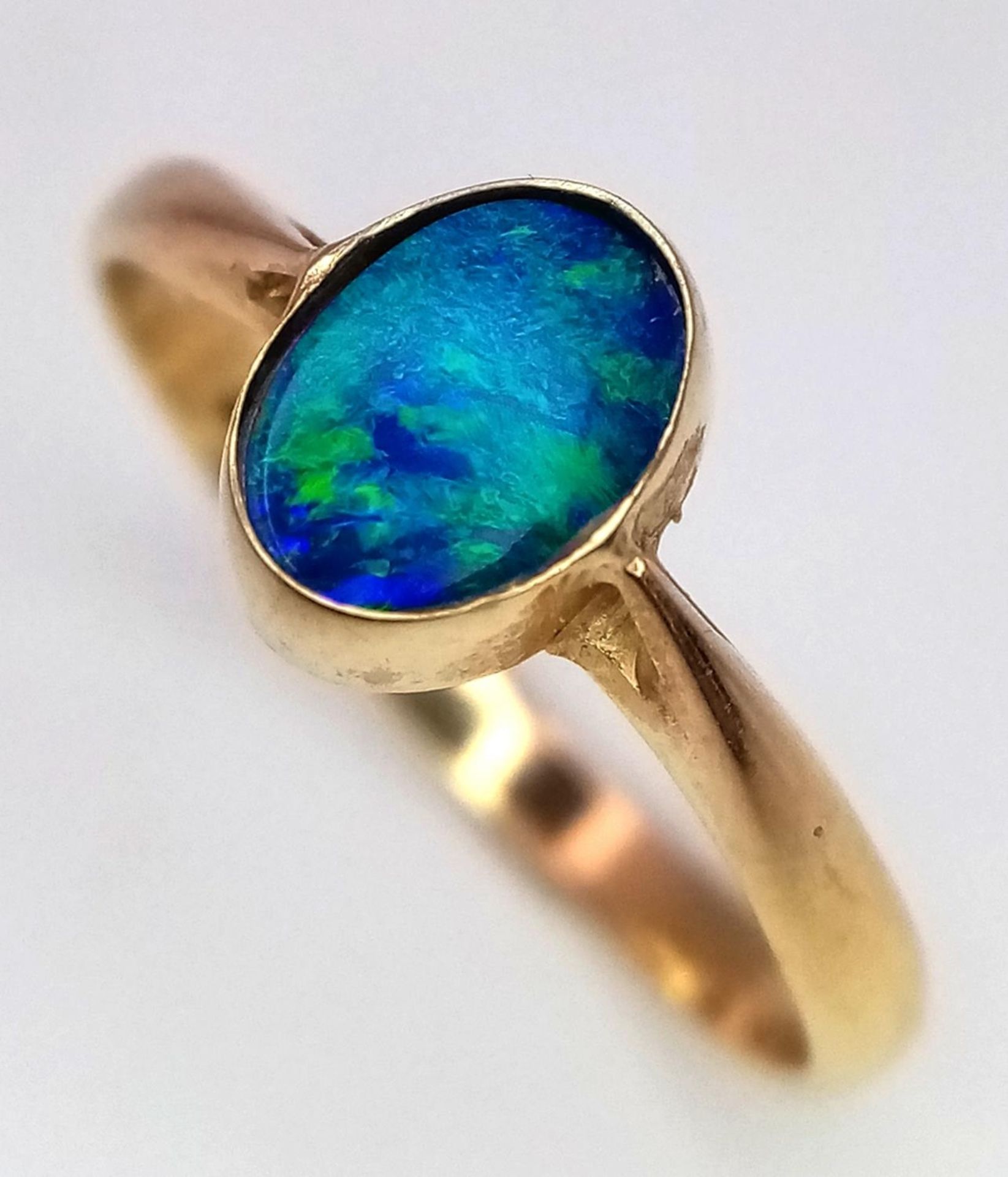 A 14K (TESTED) YELLOW GOLD DOUBLET OPAL RING. Size K, 1.4g total weight. Ref: SC 9033