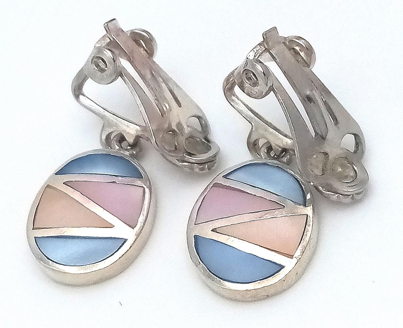 A Vintage Set of Sterling Silver Pink and Blue Nacre (Mother of Pearl) Necklace and Clip on - Image 2 of 6