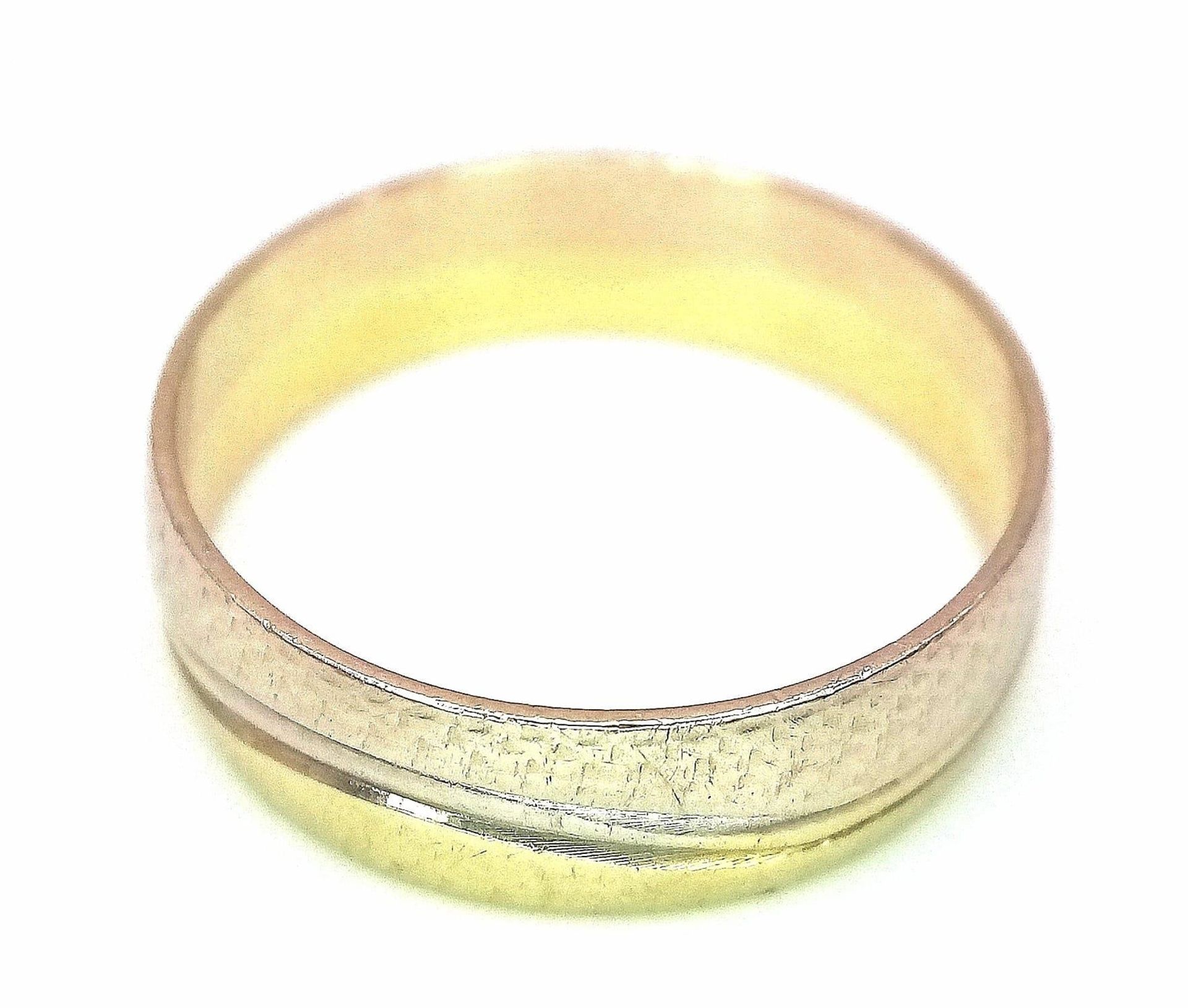 A 14K Yellow Gold Band Ring with Swirl Decoration. Size O. 2.9g weight. - Image 4 of 5