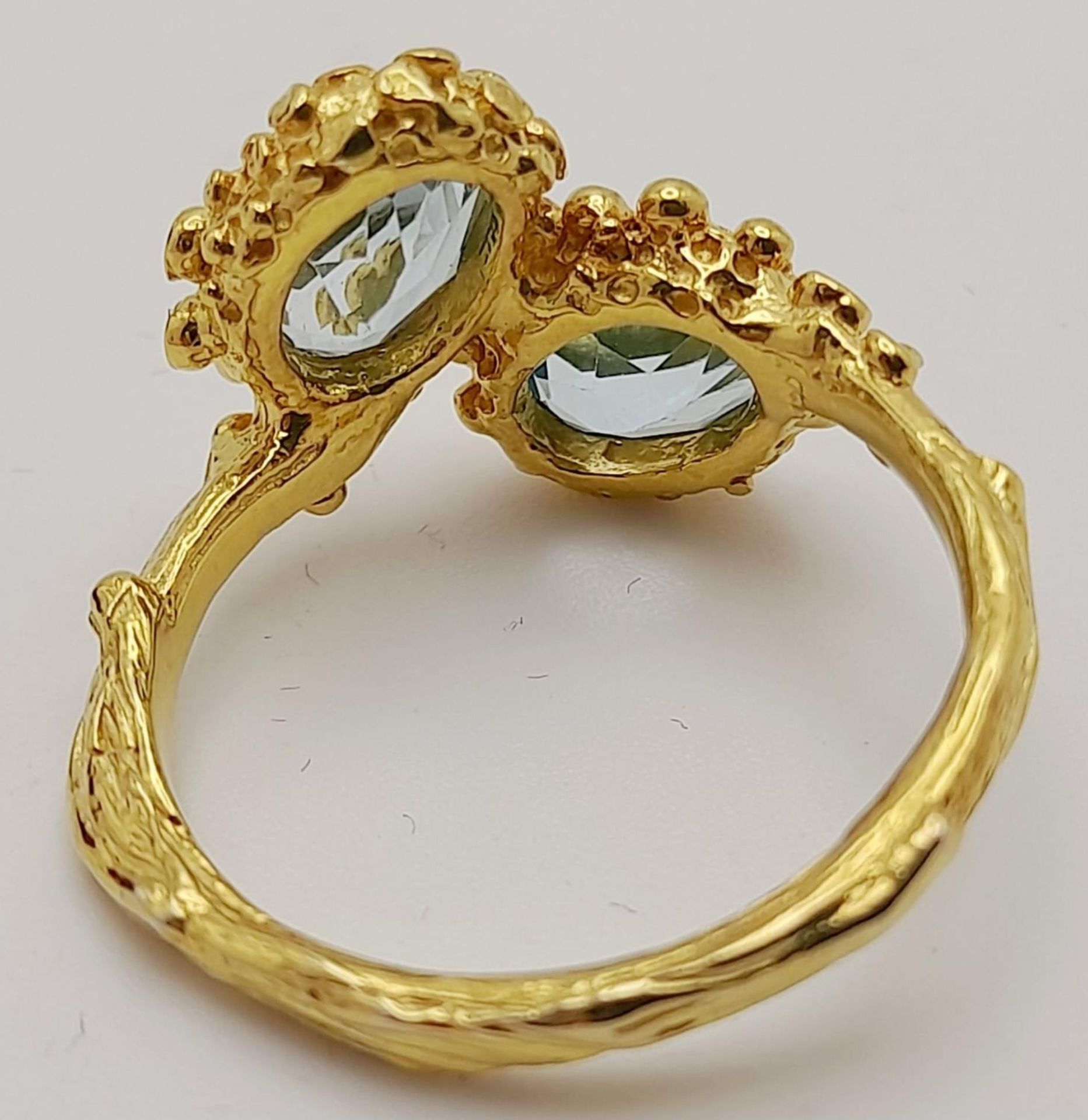 A very feminine sterling silver and yellow gold ring with two oval cut aquamarines symbolising - Bild 4 aus 6