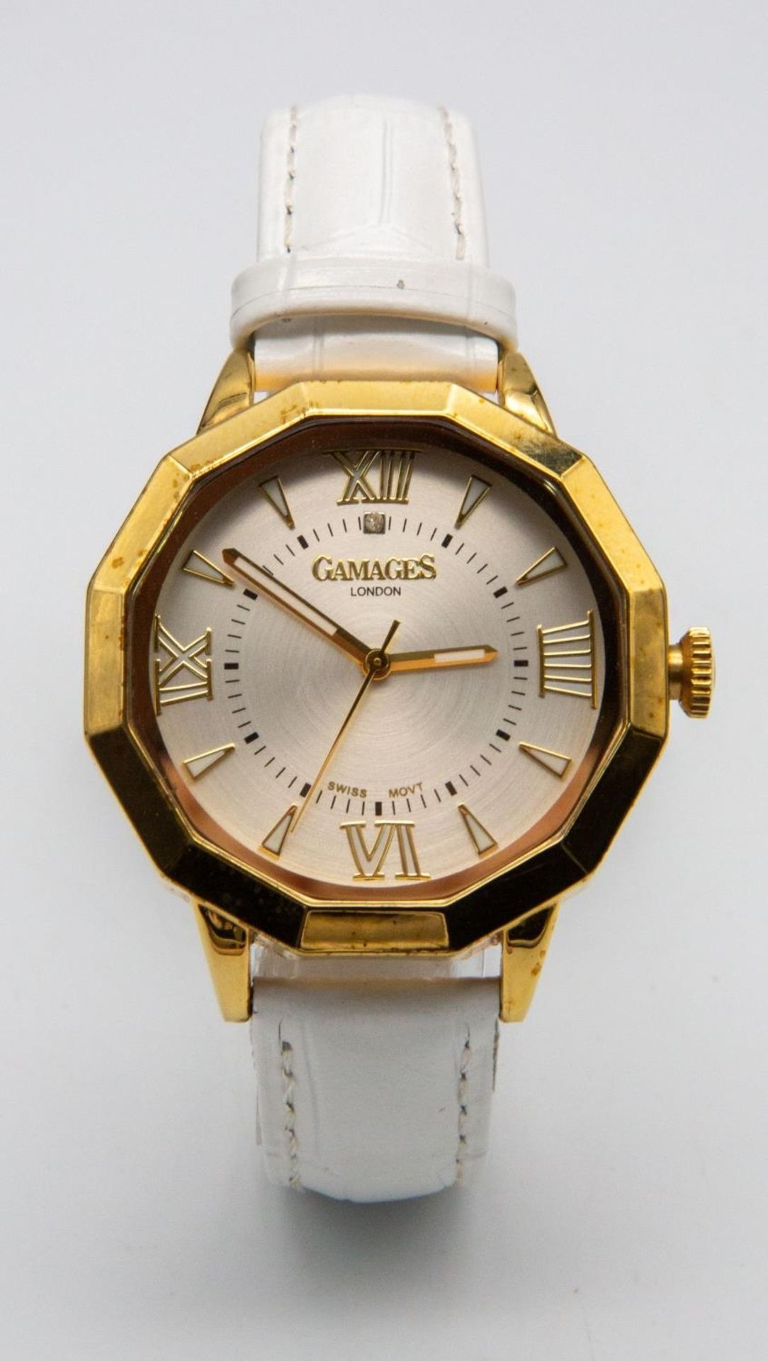 A Gamages of London Quartz Ladies Watch. White leather strap. Gilded case - 38mm. Silver tone - Image 4 of 5