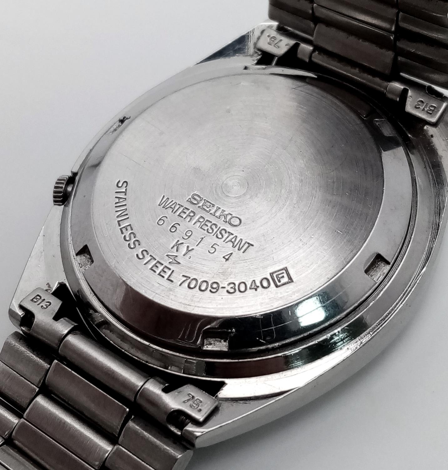 A Vintage Seiko 5 Automatic Gents Watch. Stainless steel bracelet and case - 37mm. Grey dial with - Image 7 of 7
