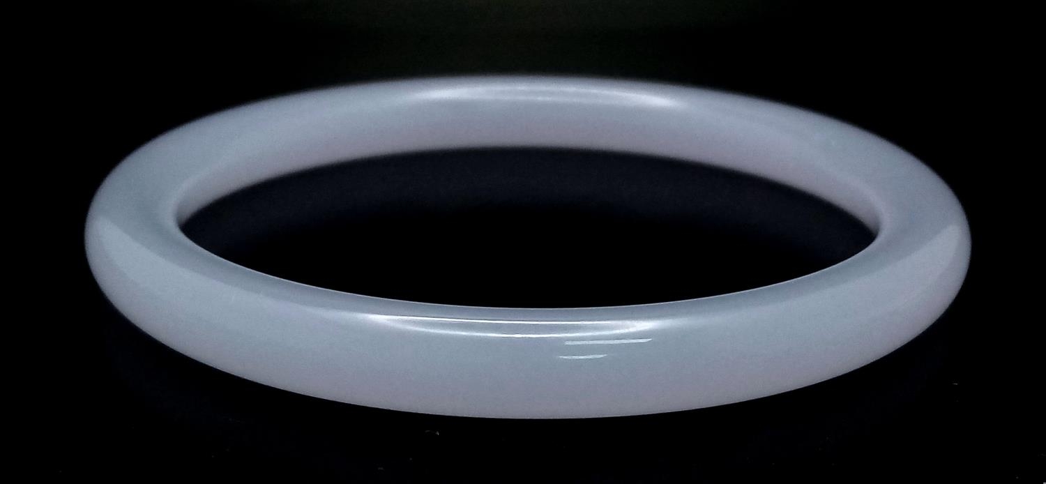 A Chinese Thin Lavender Jade Bangle. 7mm width. 60mm inner diameter. - Image 2 of 3