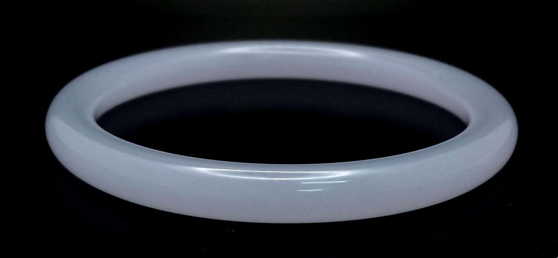 A Chinese Thin Lavender Jade Bangle. 7mm width. 60mm inner diameter. - Bild 2 aus 3