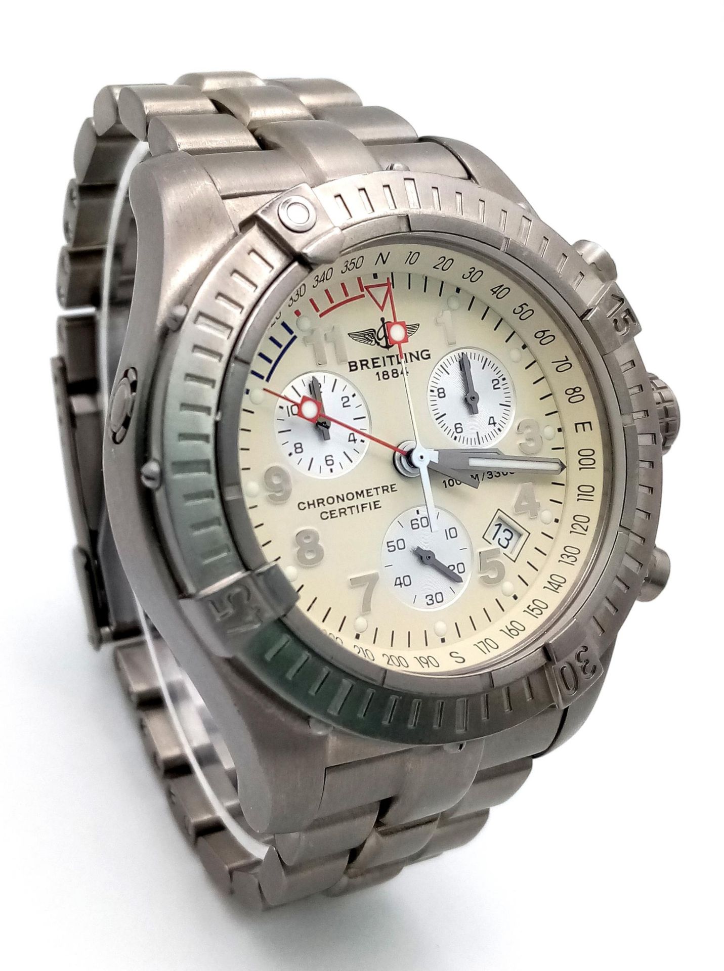 A Breitling Chrono Avenger M1 Quartz Gents Watch. Titanium bracelet and case - 44mm. Cream dial with - Bild 2 aus 8