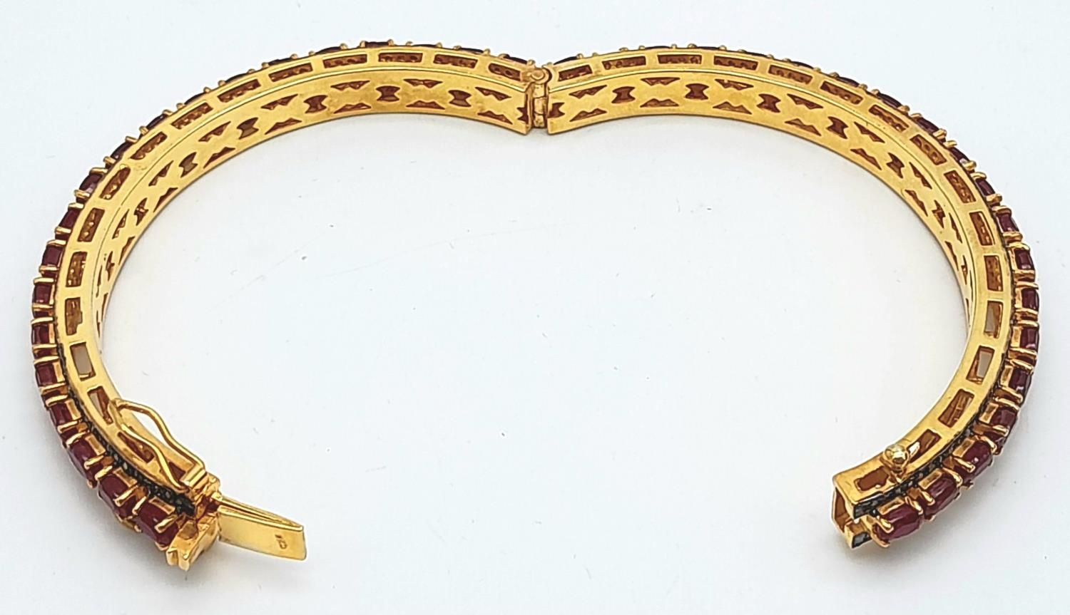 A Ruby Gemstone Bangle Bracelet with Old Cut Diamond Surround. Rubies - 12ctw. Set in 925 silver. - Bild 4 aus 7
