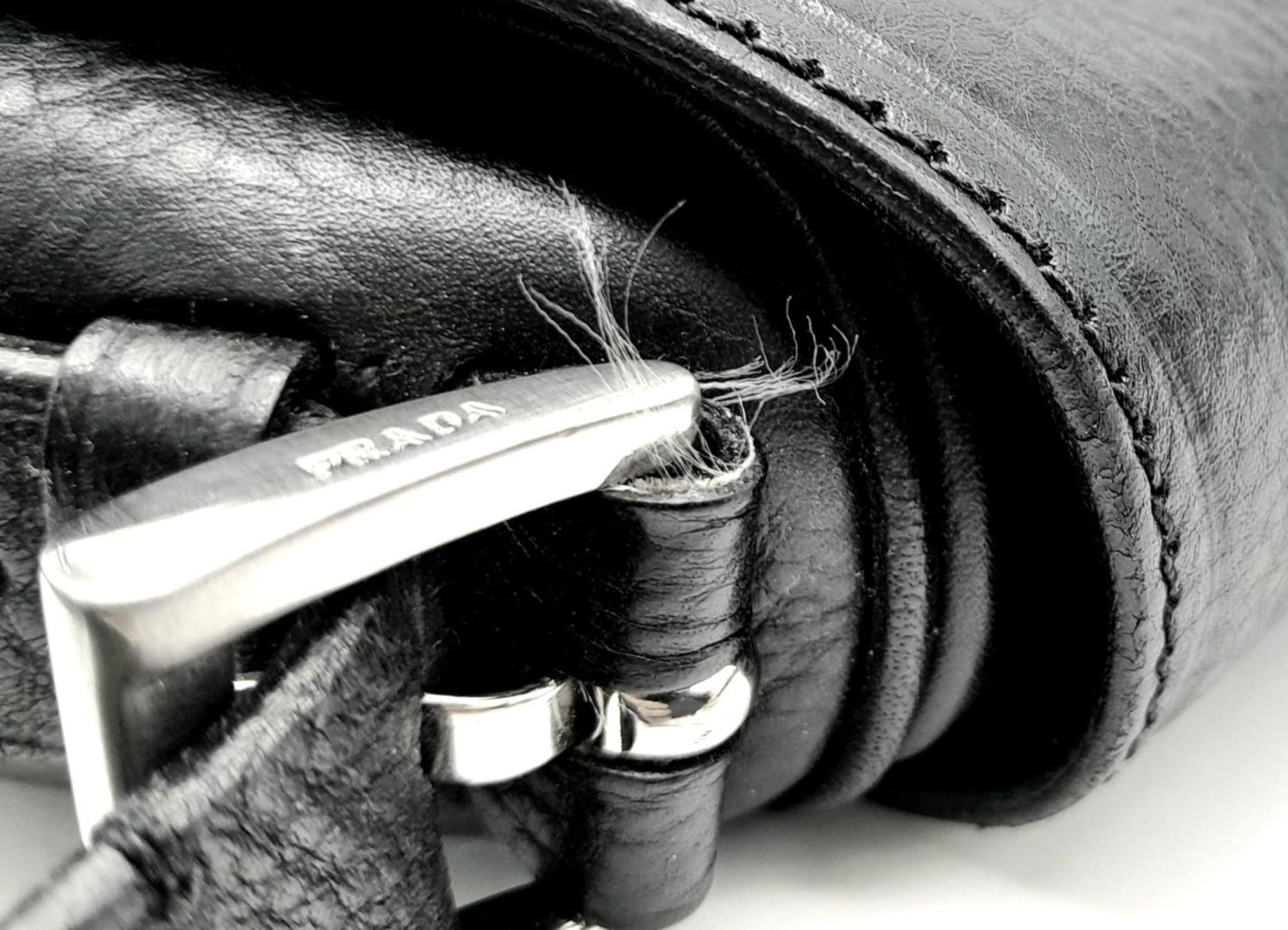 A Prada Black Leather Crossbody Satchel Bag. Textured exterior with buckled flap. Spacious leather - Bild 9 aus 14