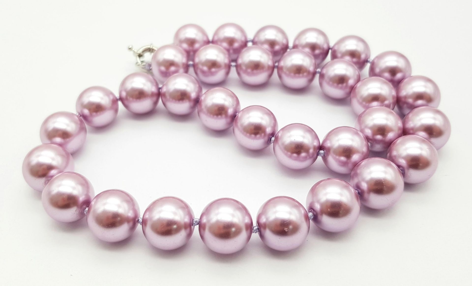 An Exotic Lavender South Sea Pearl Shell Beaded Necklace. 14mm beads. 44cm necklace length - Image 3 of 4