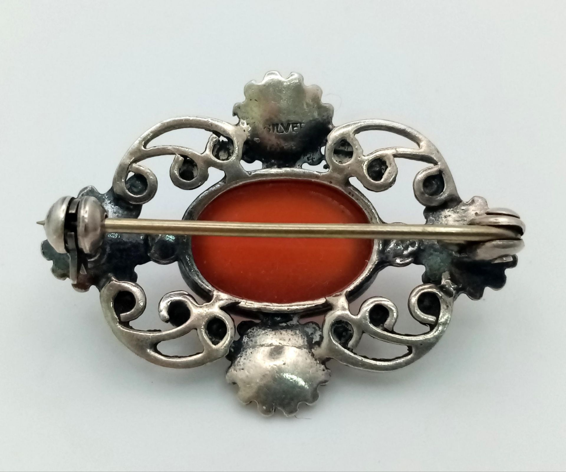 A Vintage or Antique Silver Carnelian Cabochon Brooch. 3.5cm Width. Set with a 1.5cm Oval Cut - Bild 2 aus 4