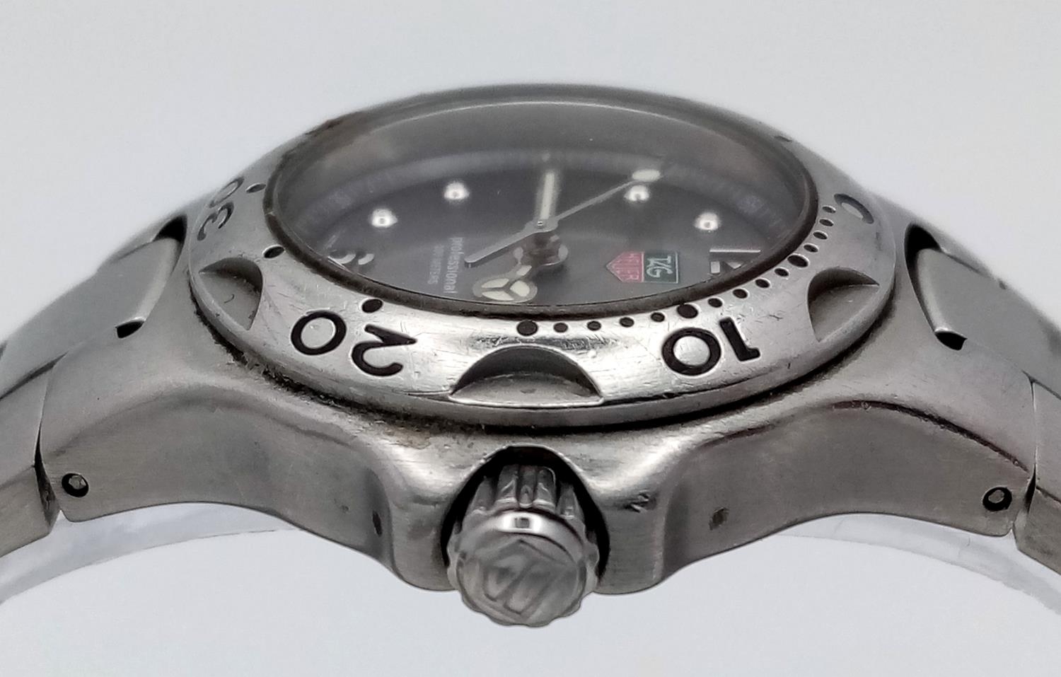 A Tag Heuer Professional Ladies Quartz Watch. Stainless steel bracelet and case - 28mm. Grey dial - Image 5 of 8