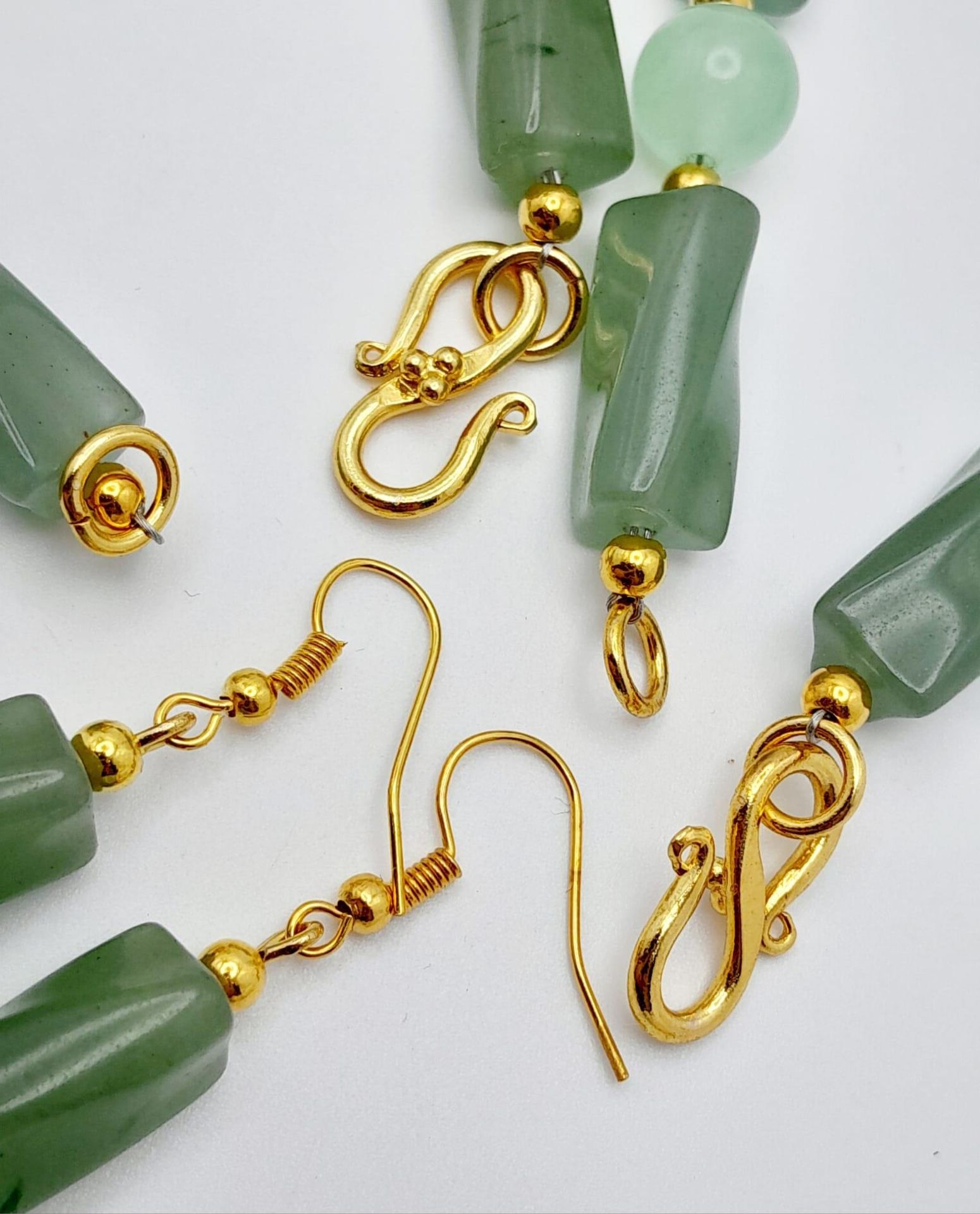 A high-quality light green, semi-translucent, jade necklace, bracelet and earrings set. Necklace - Image 5 of 5