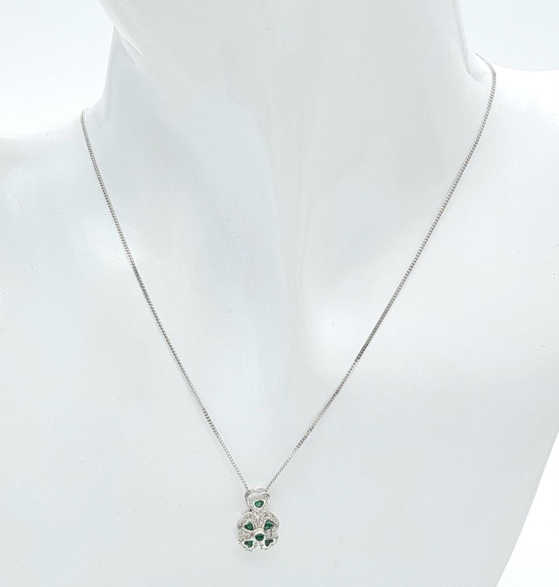 A 9K White Gold Emerald Clover Pendant on Necklace. Comes with presentation case. 1.4cm pendant, - Image 2 of 8