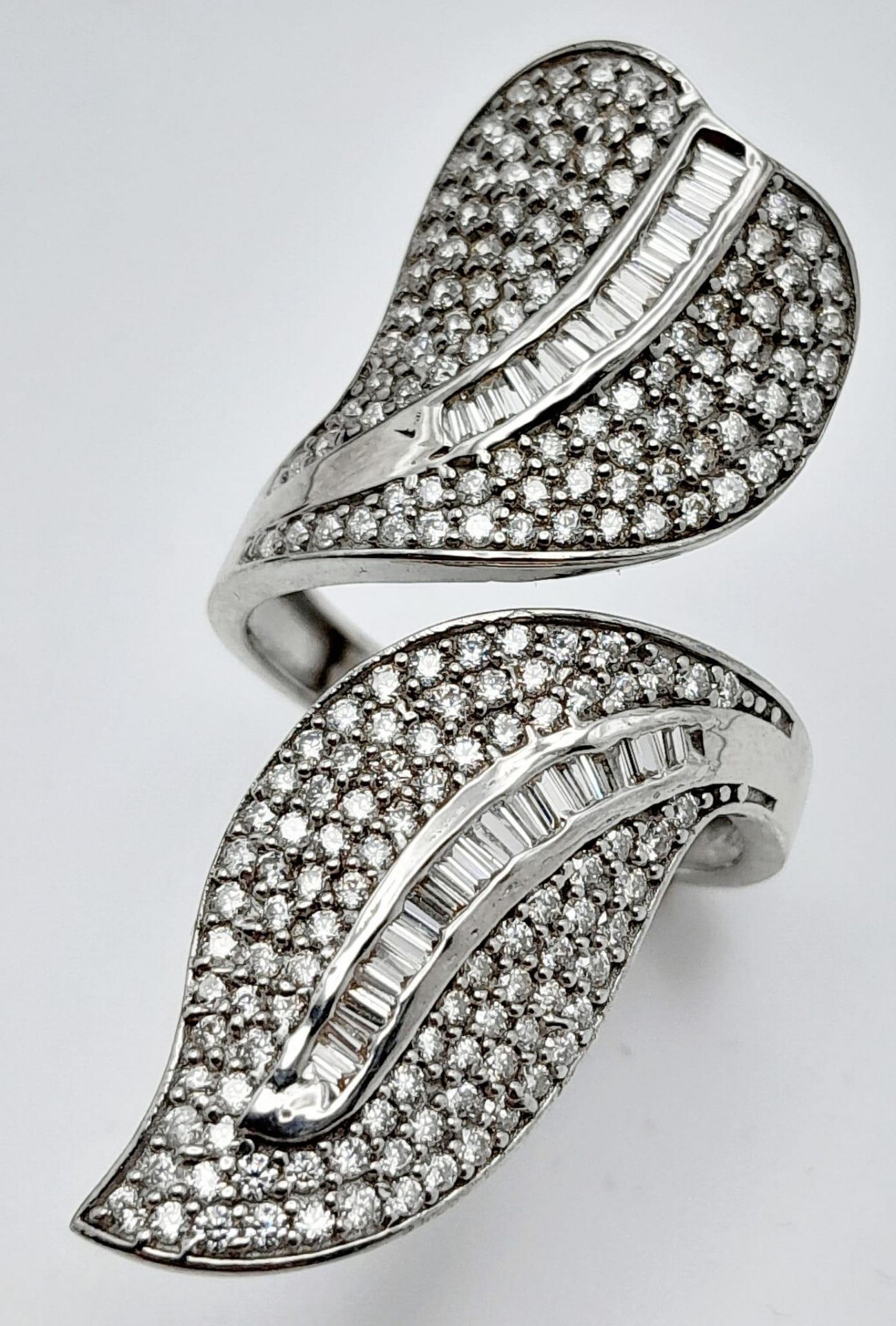 An incredibly attractive sterling silver and 14 K white gold-plated ring with a naturalistic - Image 2 of 5