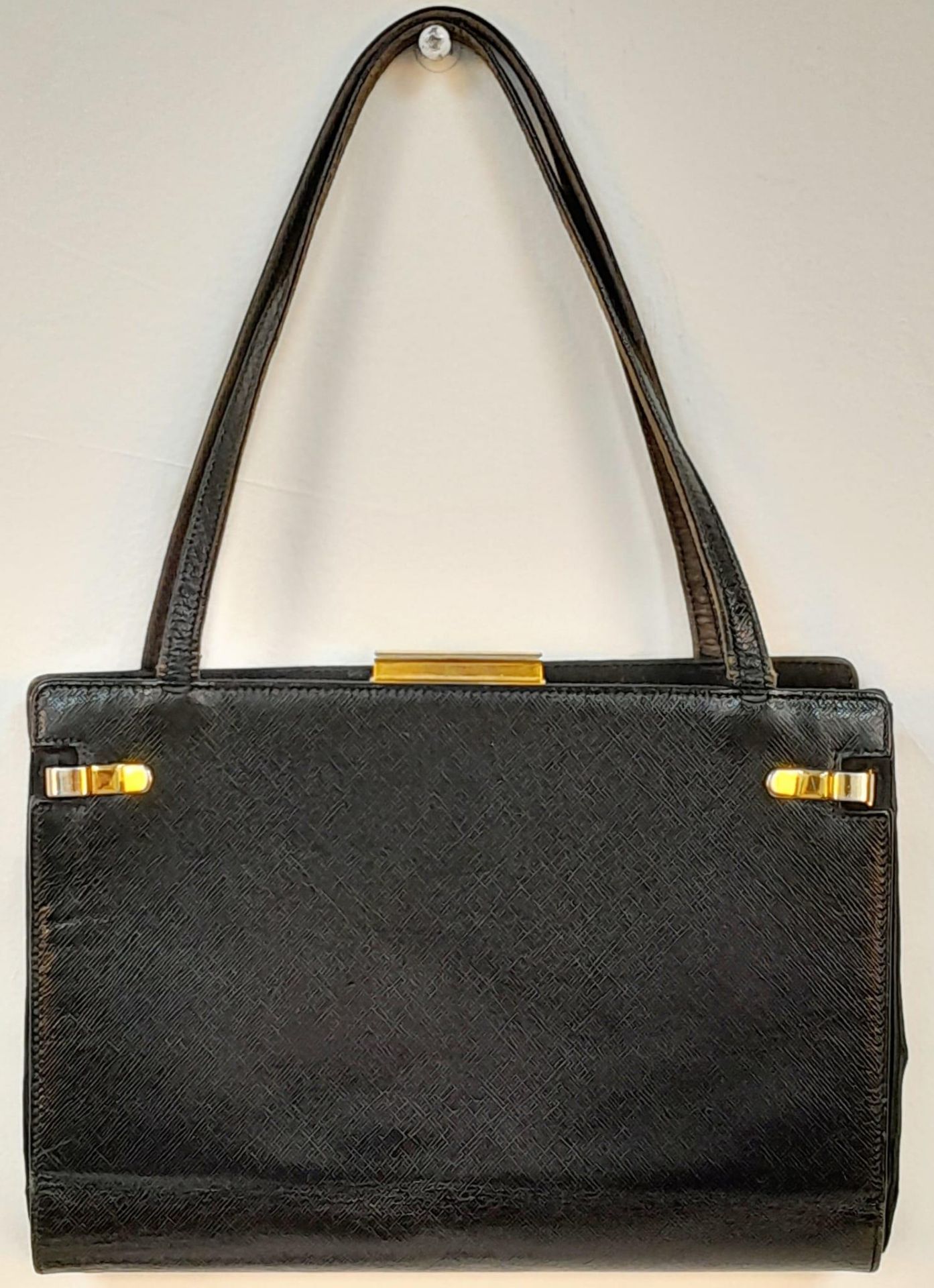 A Gucci Black Hand Bag. Leather exterior with gold-toned hardware, two thin straps, and clasp - Bild 3 aus 9