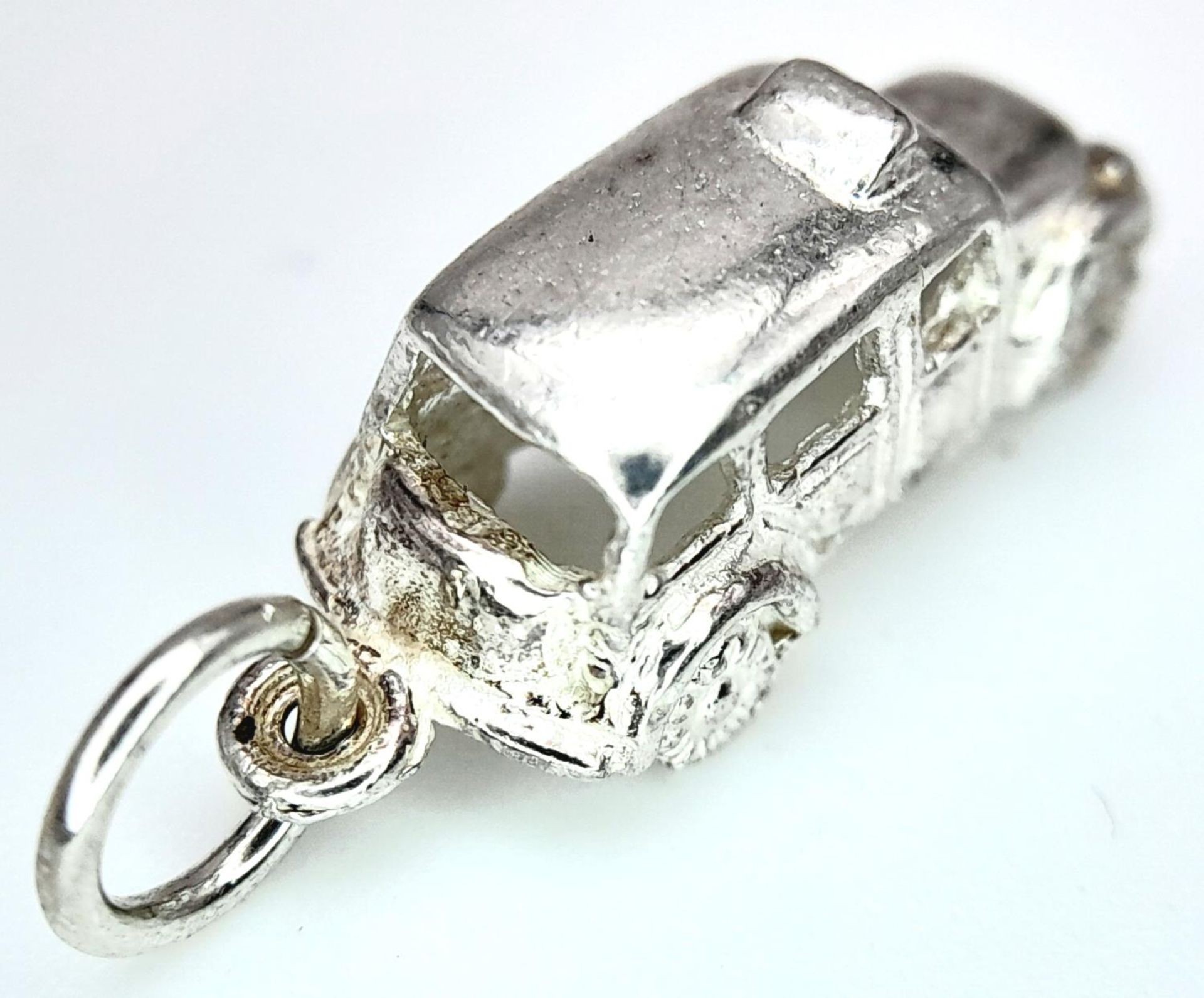 A STERLING SILVER VINTAGE LONDON TAXI CHARM 1.8G , 21mm x 8mm. SC 9092 - Image 2 of 4