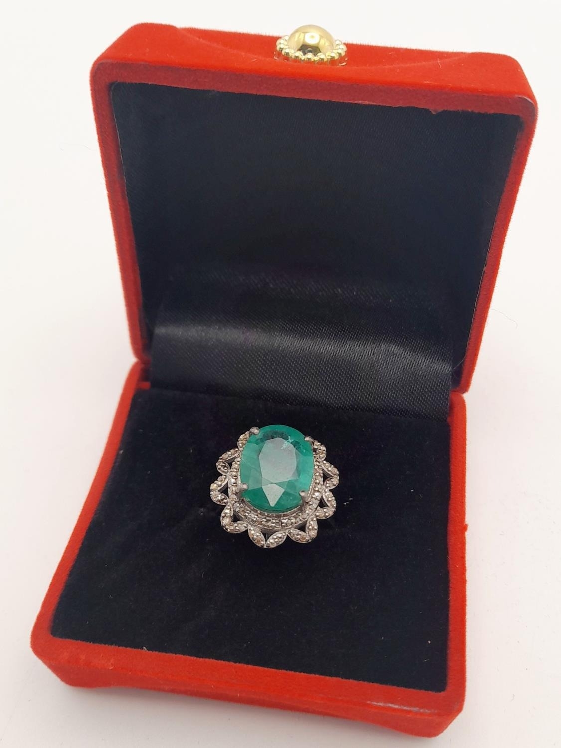 A 6.15ct Emerald Ring with 0.75ctw of Diamond Accents. Set in 925 Silver. Size N. Comes with a - Image 6 of 6