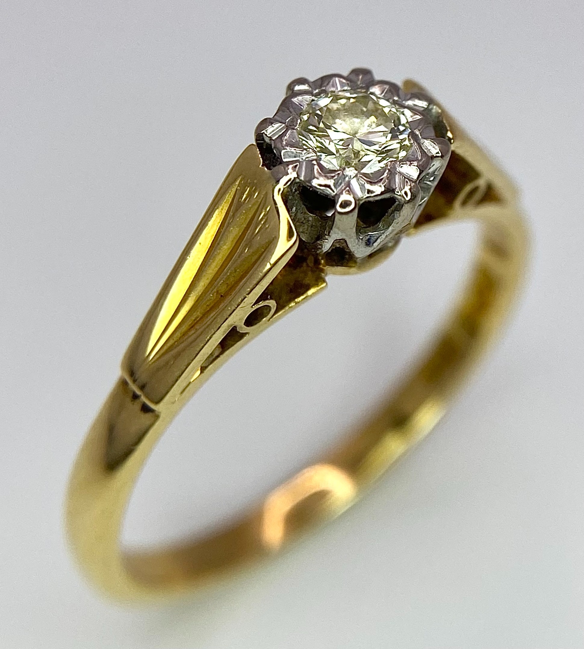 A VINTAGE 18K YELLOW GOLD DIAMOND SOLITAIRE RING. 0.15CT. 2.6G. SIZE L 1/2.