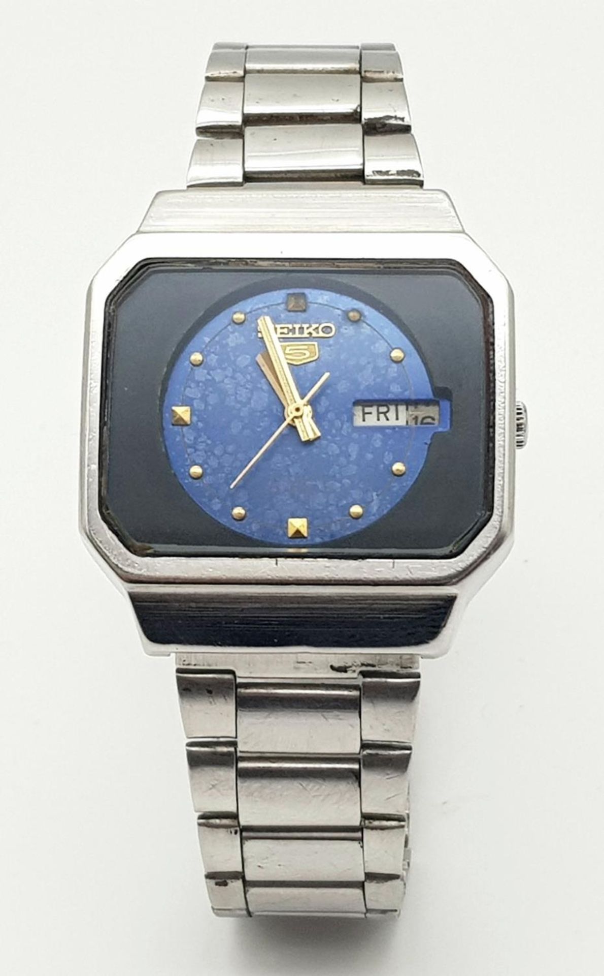 A Vintage Seiko 5 Automatic TV Screen Gents Watch. Stainless steel bracelet and case - 36mm. Blue