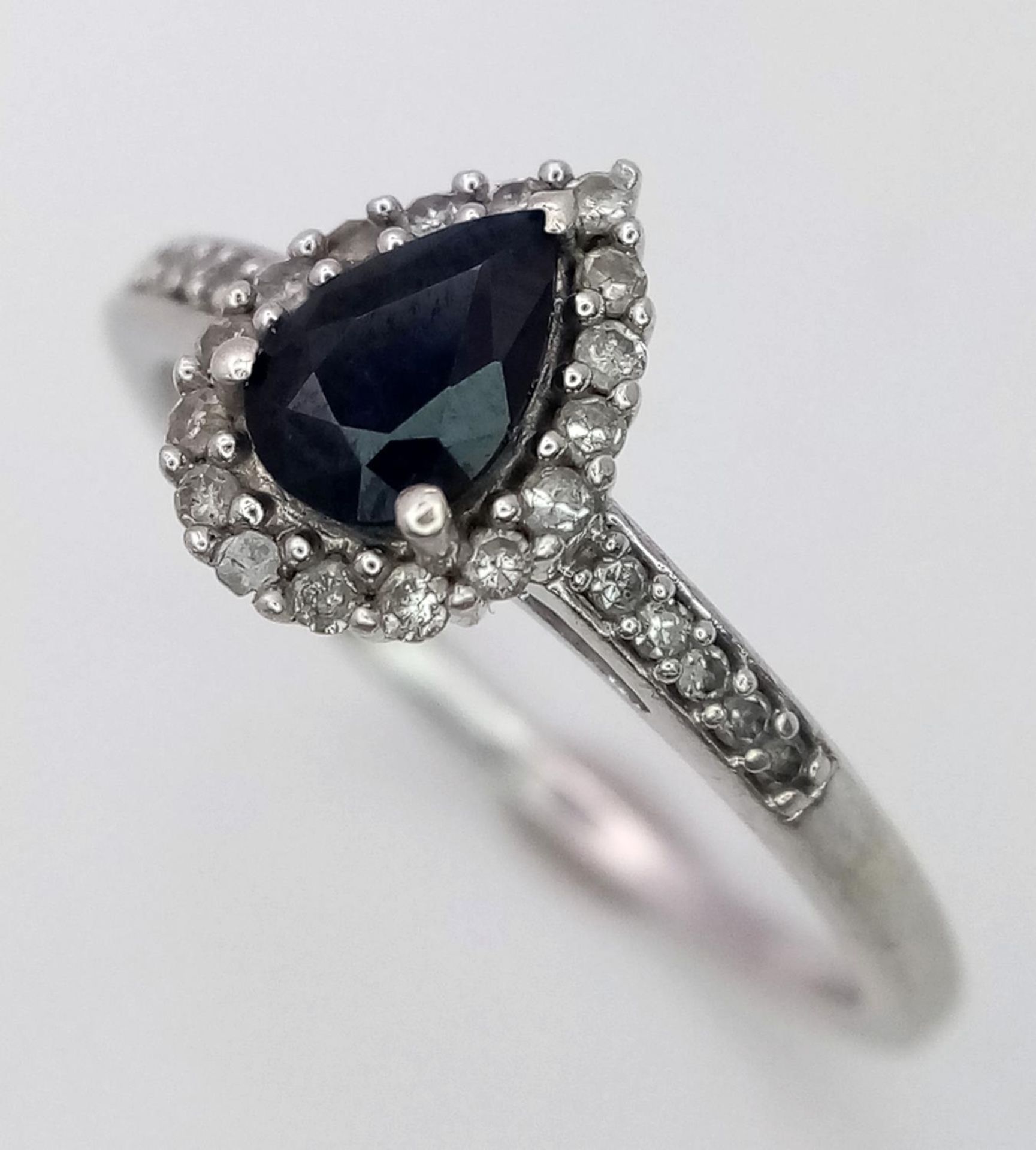 A 9K WHITE GOLD DIAMOND & SAPPHIRE RING, WITH DIAMONDS SET ON BOTH SHOULDER 0.12CT 2G SIZE L. SC - Image 3 of 5
