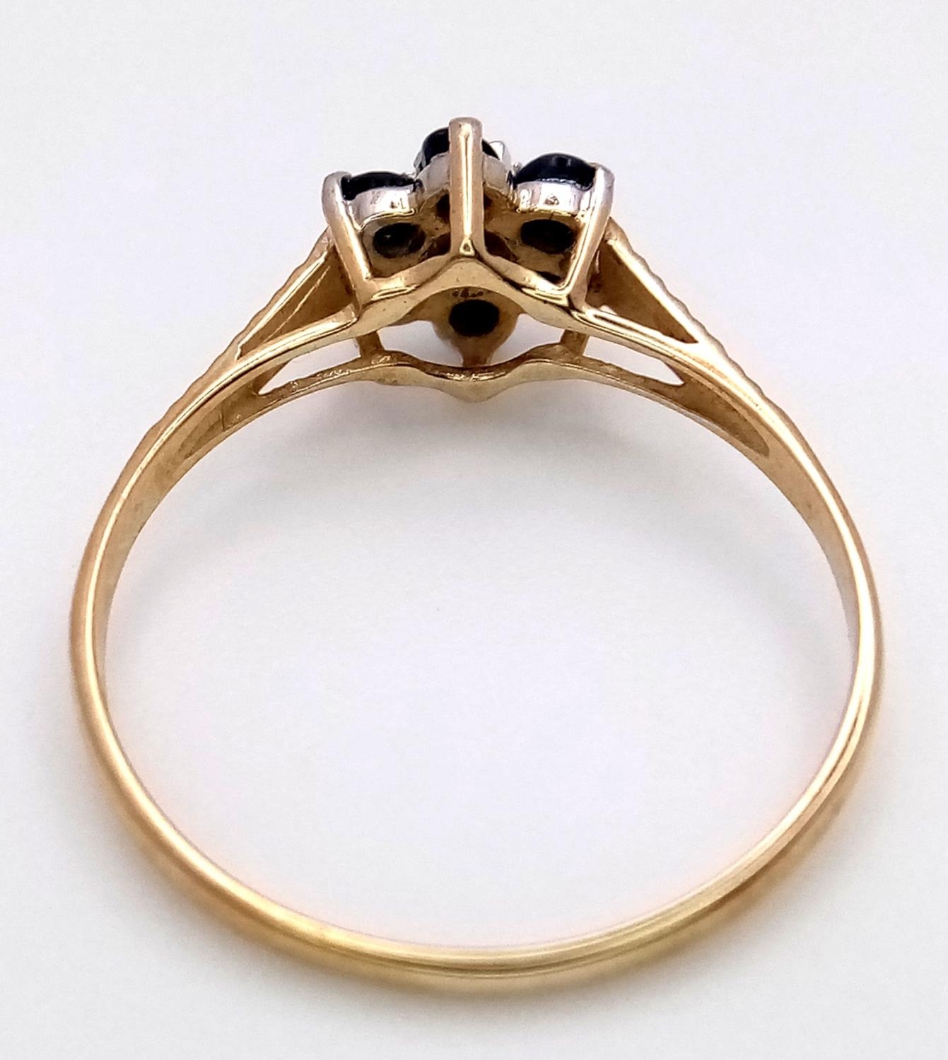 A 9K YELLOW GOLD DIAMOND & SAPPHIRE RING, IN THE FLORAL DESIGN 1.1G SIZE N. ref:SPAS 9006 - Image 5 of 5