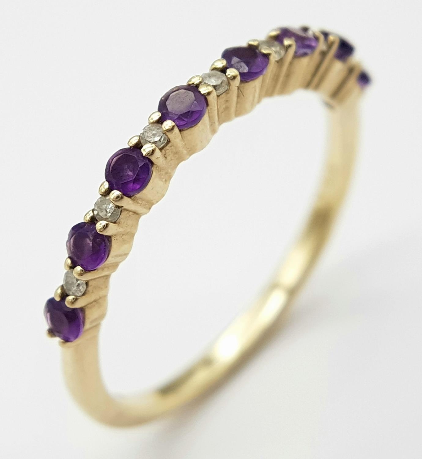 A 9K YELLOW GOLD DIAMOND & AMETHYST RING 1.3G SIZE N. SC 9077