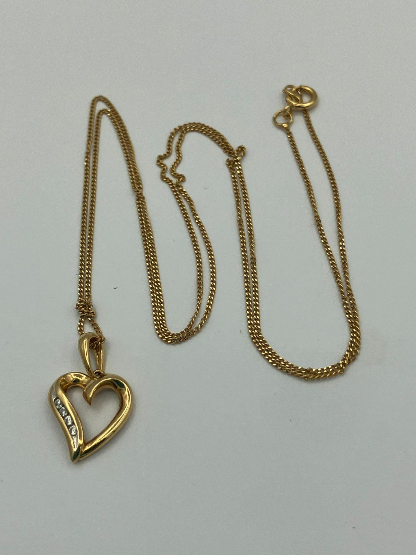 9 carat GOLD HEART PENDANT amounted on a 9 carat Fine GOLD CHAIN NECKLACE. 1.4 grams. Pendant 1.6 cm - Bild 2 aus 2