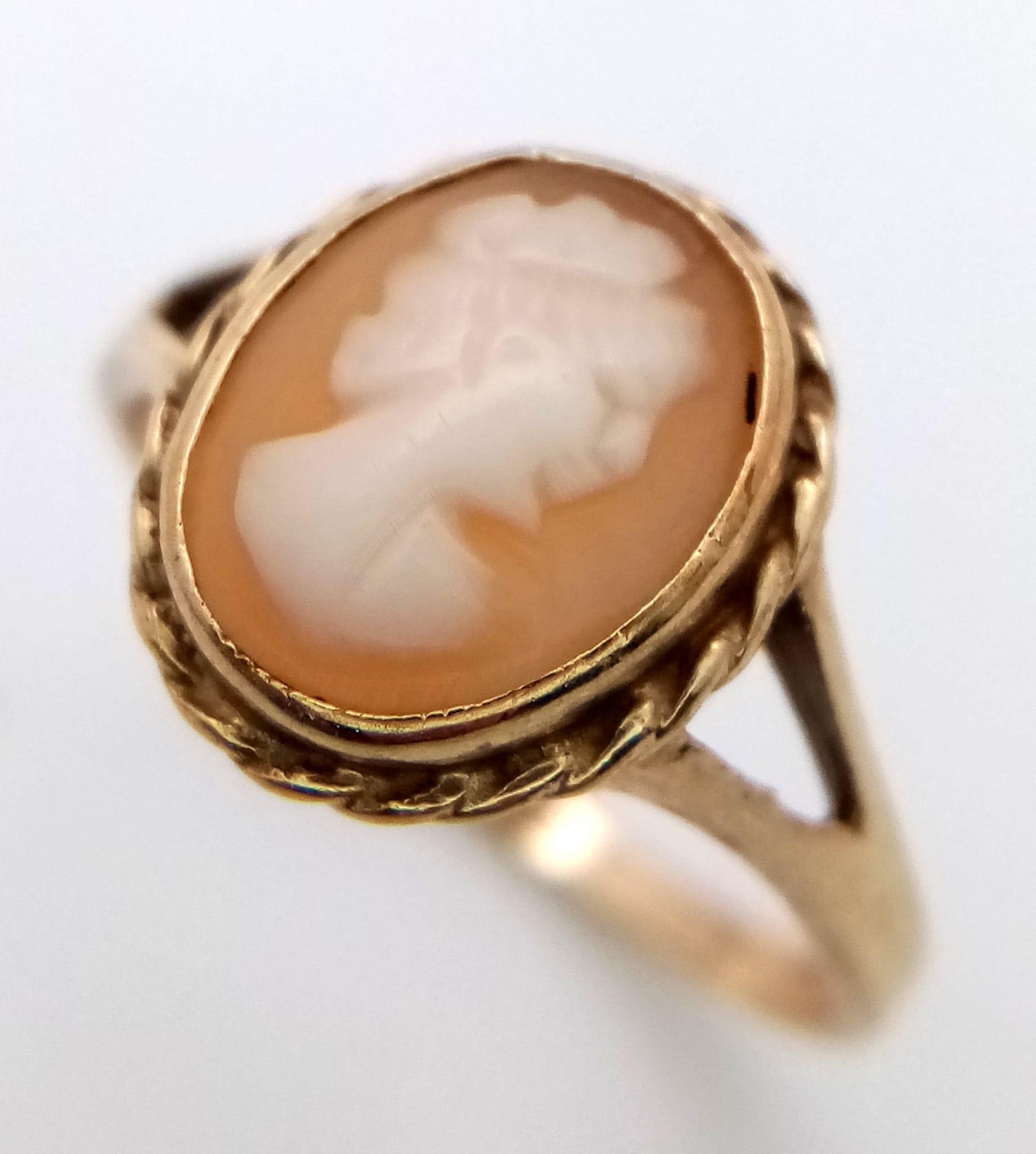A Vintage 9K Yellow Gold Cameo Ring. Size M. 2g total weight. - Image 3 of 5