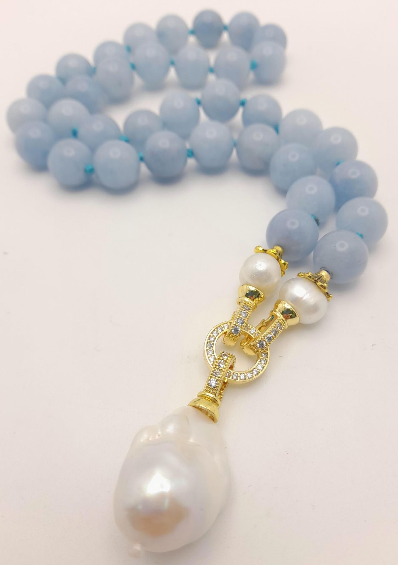A Blue Aquamarine Beaded Necklace with a Hanging Keisha Baroque Pearl Pendant. Gilded clasp. White - Image 2 of 5