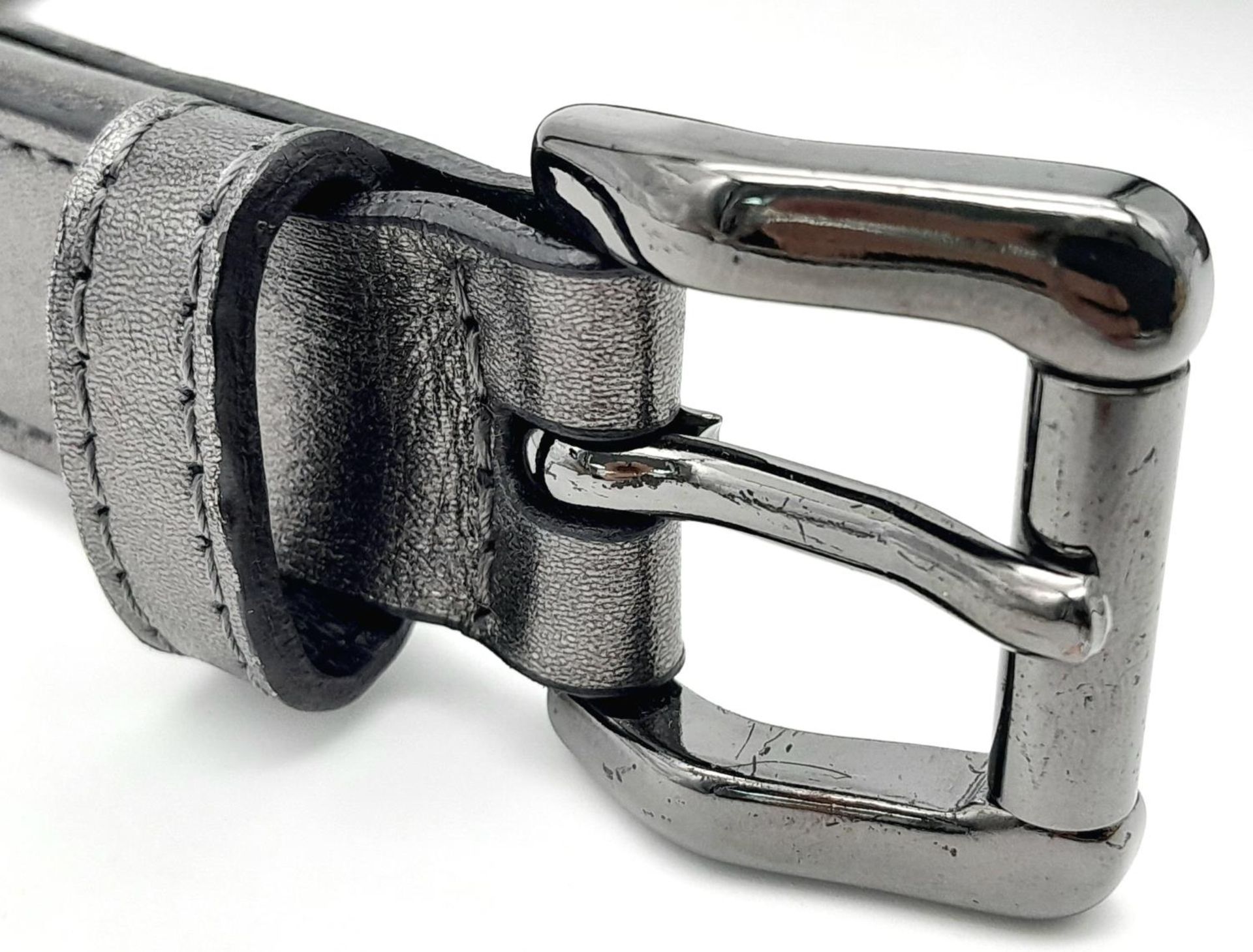 A Burberry Gun Metal Grey Shimmer Double Wrap Belt. Leather and textile with black-toned hardware. - Bild 7 aus 7