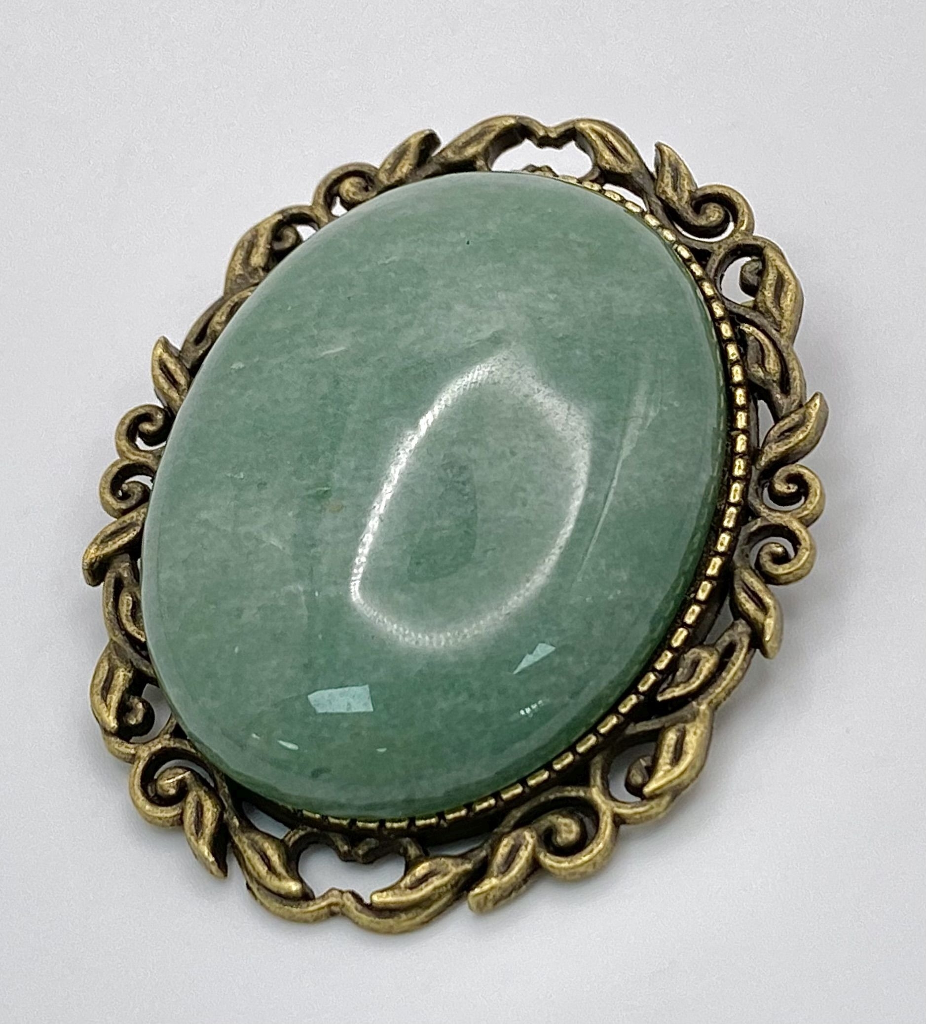 A Suite of Jade Jewellery. Includes bead necklace, earrings and brooch. - Image 5 of 5