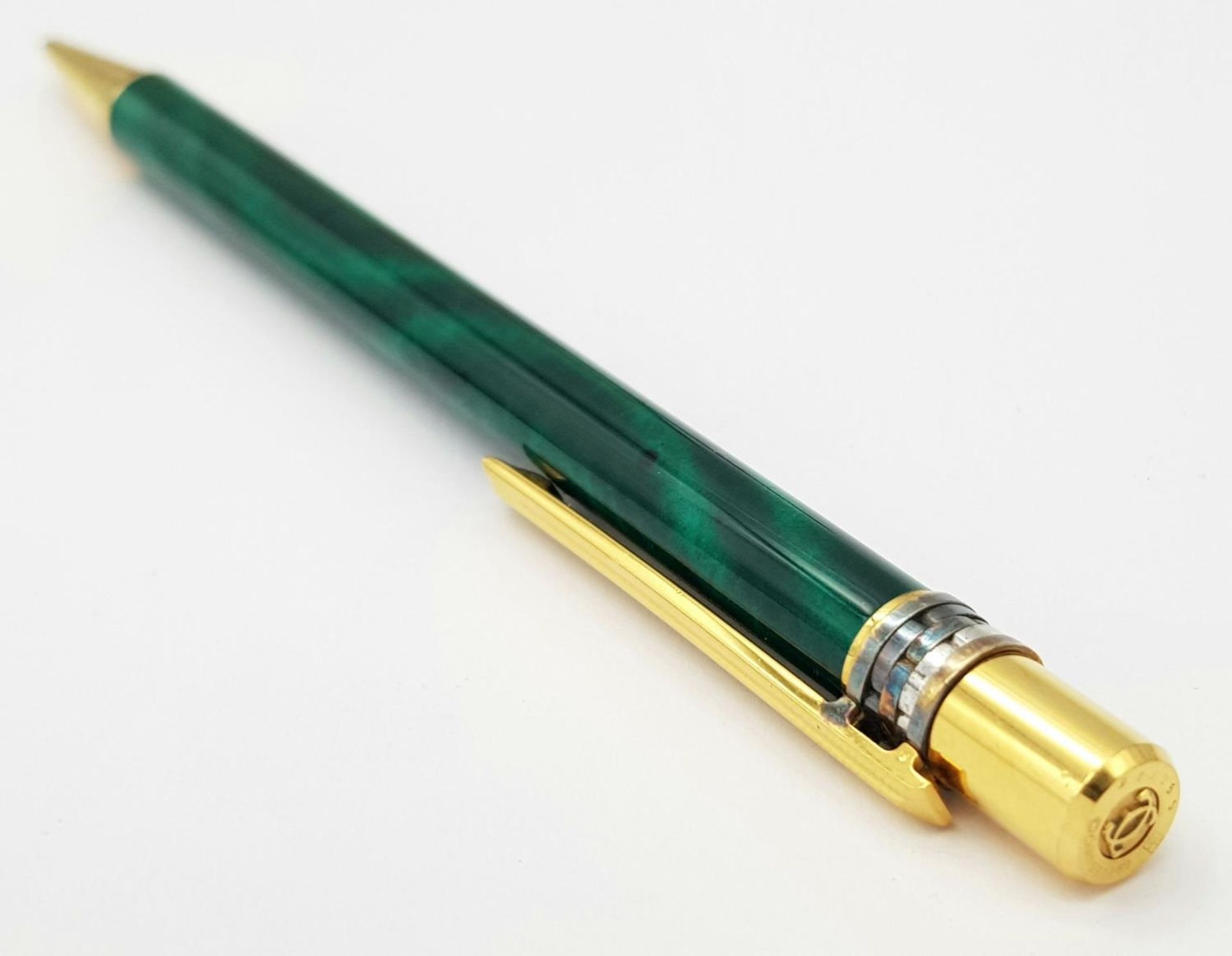 A Cartier Ballpoint Pen with Malachite Lacquer Decoration. Comes with original Cartier case plus - Bild 5 aus 6