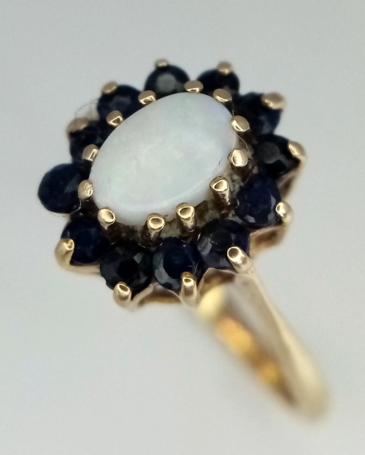 A 9K YELLOW GOLD SAPPHIRE & OPAL CLUSTER RING 2G SIZE L 1/2. SC 9075 - Image 3 of 5