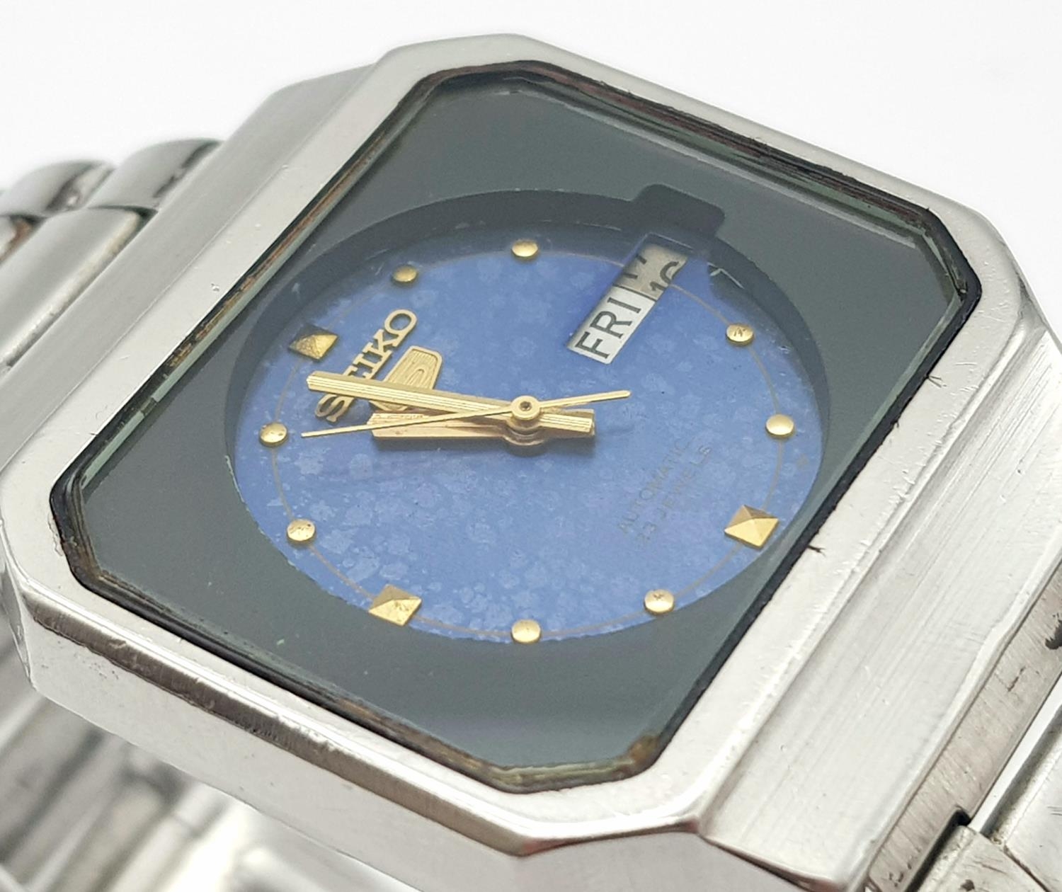 A Vintage Seiko 5 Automatic TV Screen Gents Watch. Stainless steel bracelet and case - 36mm. Blue - Image 2 of 5