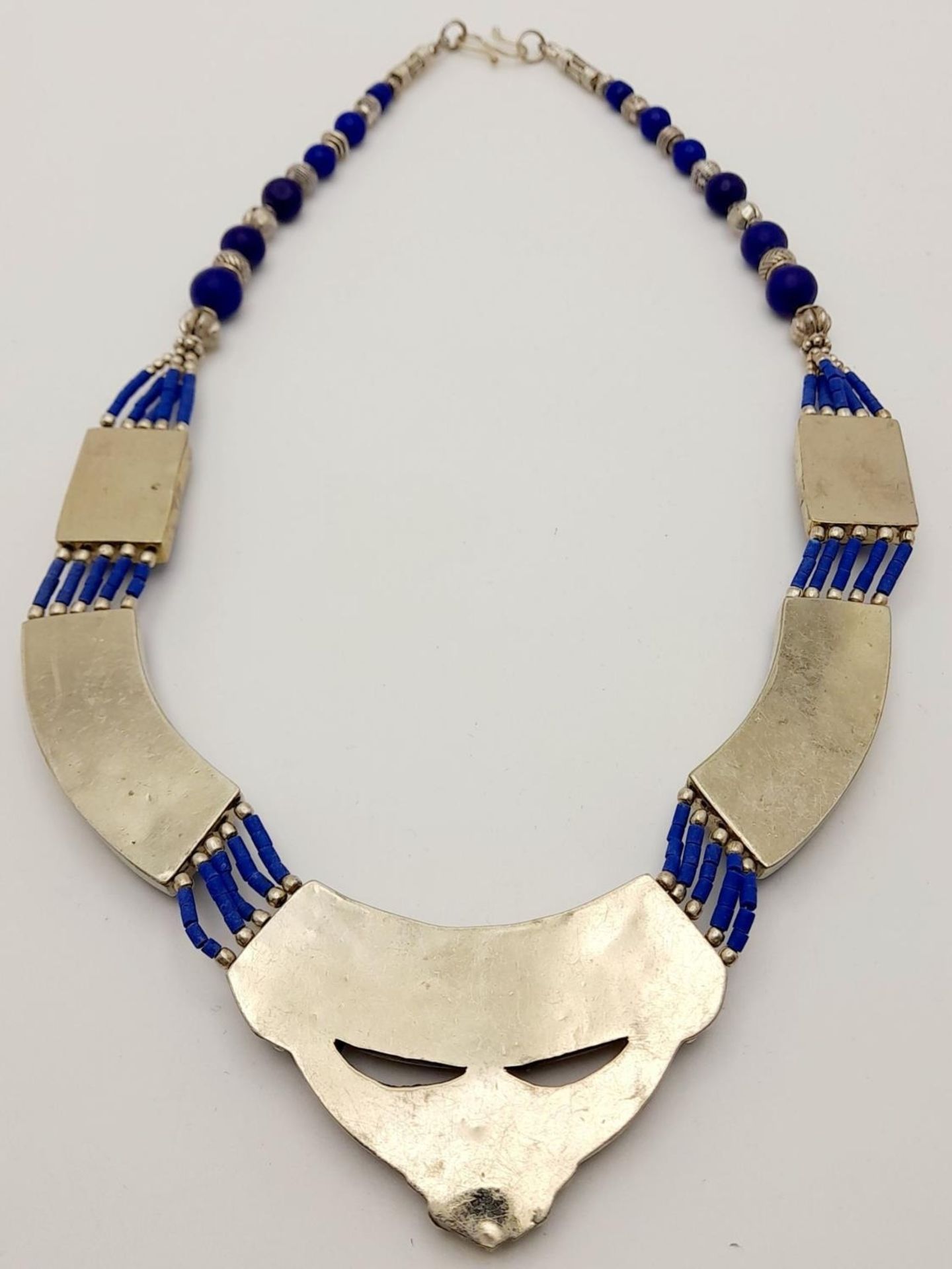 A tribal, wonderfully crafted, white metal and lapis lazuli necklace and bracelet set in a - Bild 4 aus 6