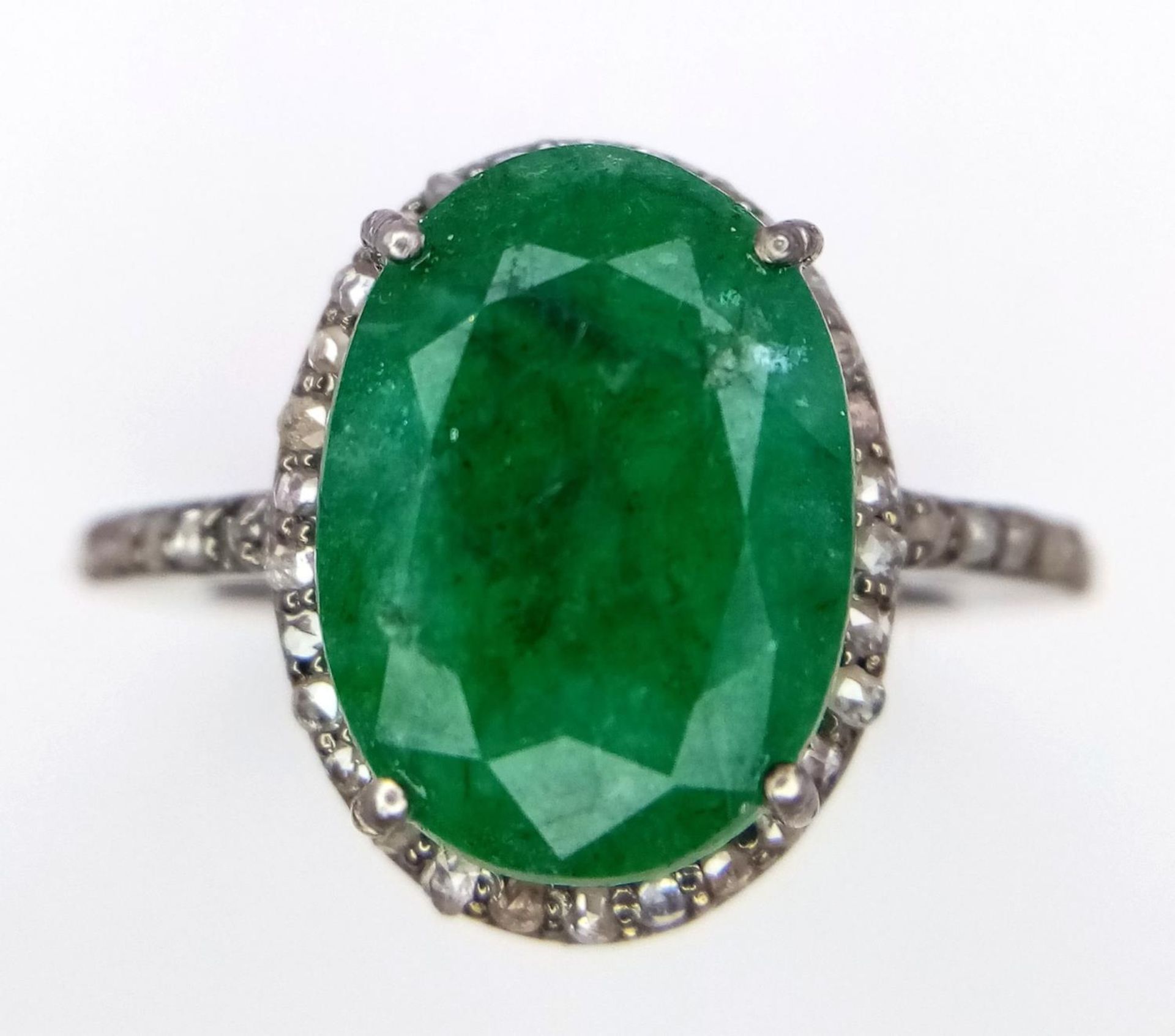 A 6.35ct Emerald Gemstone Ring with 0.50ctw of Diamond Accents. Set in 925 Silver. Size O. Ref: CD- - Bild 3 aus 5