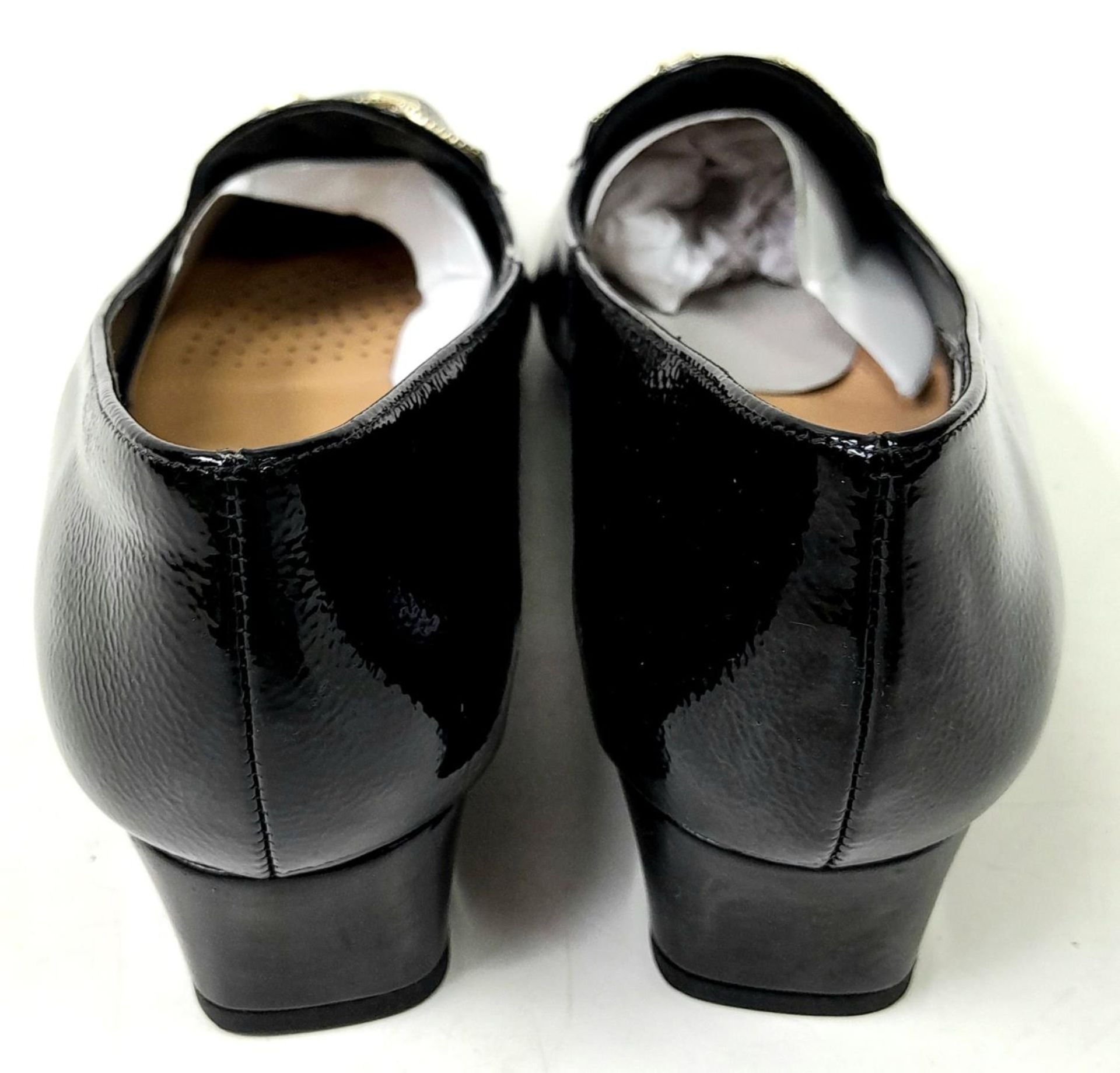 An Unused pair of "Twilight" lacquered ladies shoes by Van Dal, Size 5 ,1.5" heel. In box. - Bild 5 aus 10