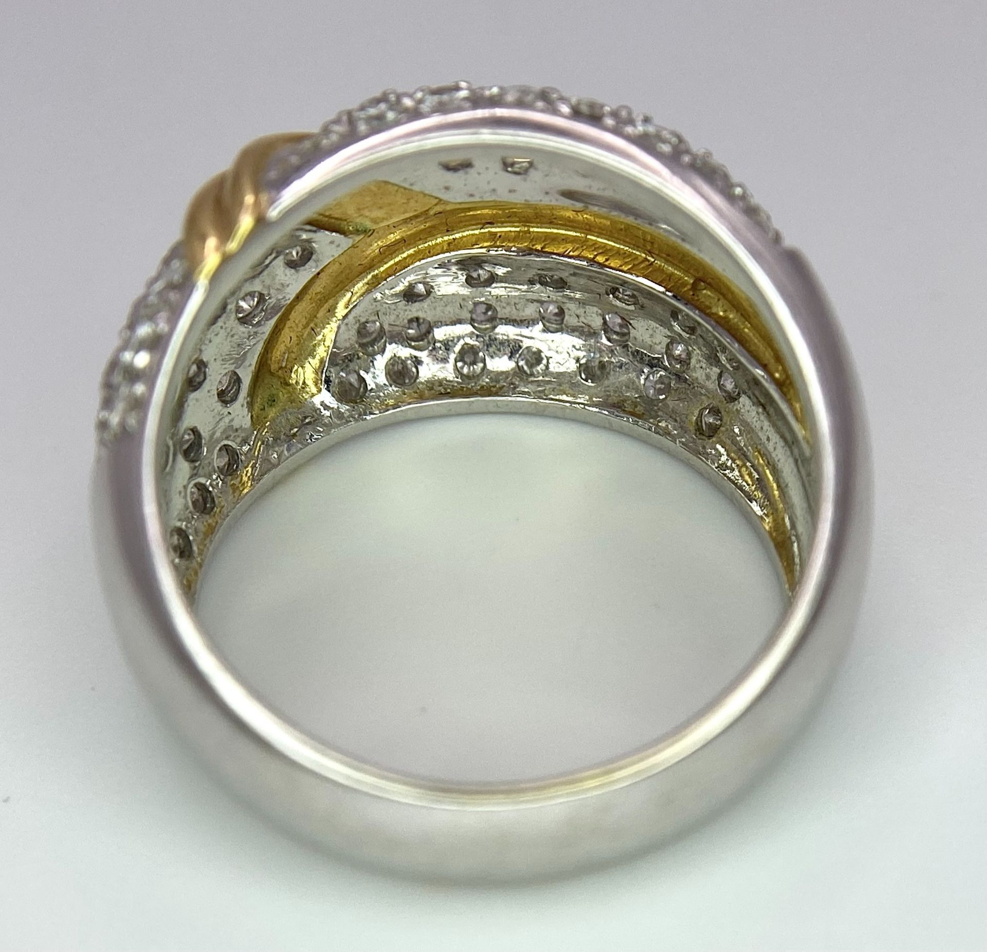 An 18K White and Yellow Gold Diamond Cluster Ring. Three small fields of diamonds separated by - Bild 7 aus 8
