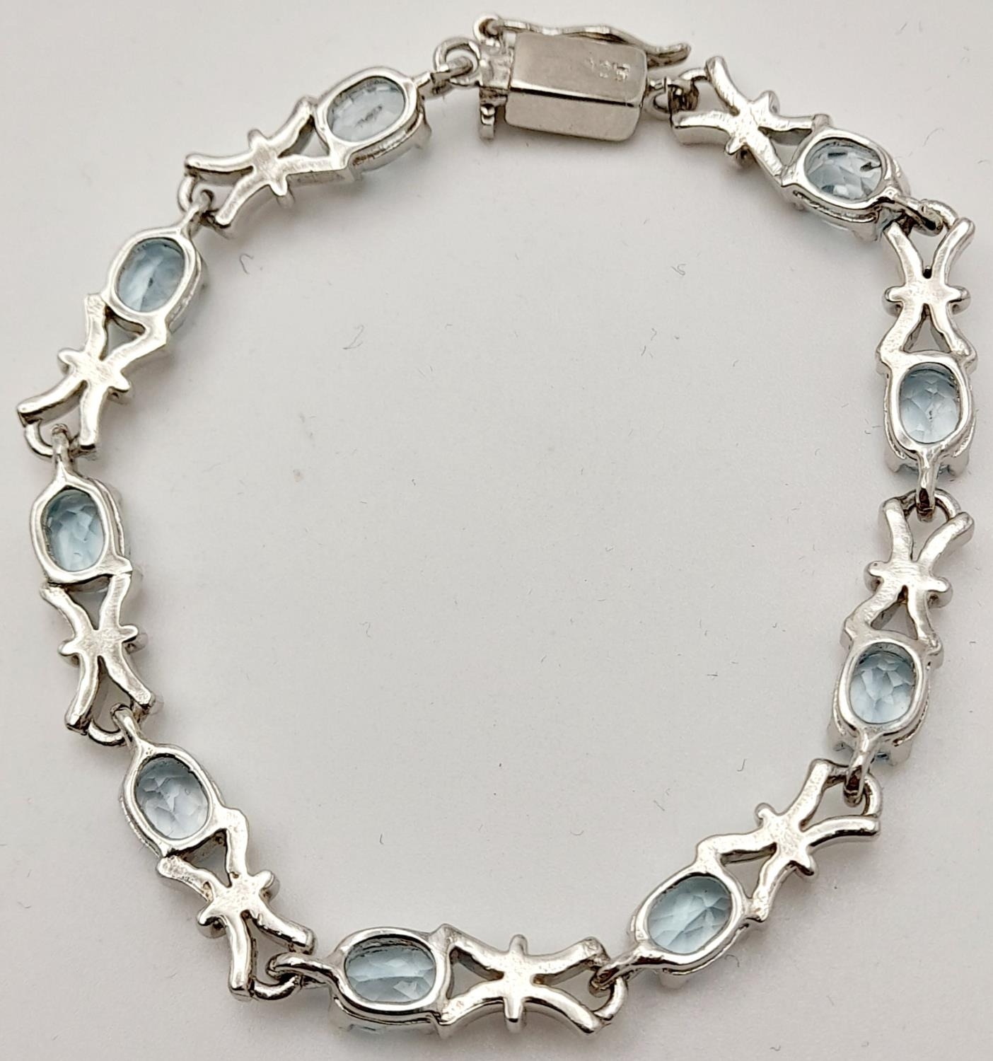A Blue Topaz Tennis Bracelet. Set in 925 Sterling Silver. 28ctw. W-17.60g. 18cm. HV -2169. - Bild 2 aus 4