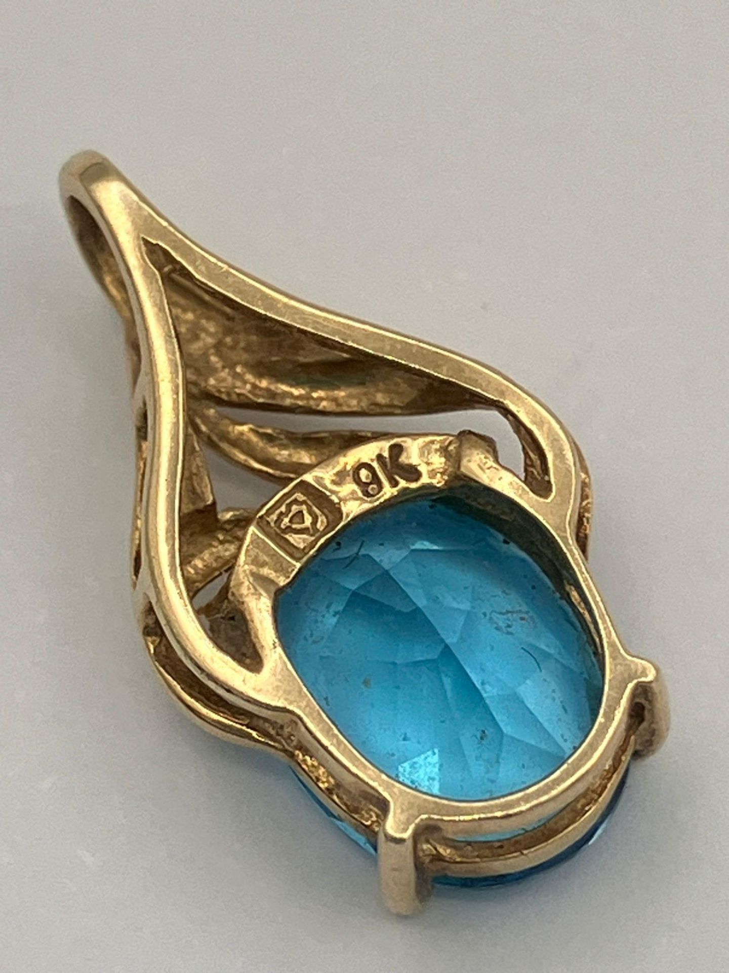 9 carat GOLD and TOPAZ PENDANT. Having a 1.5 carat OCEAN BLUE TOPAZ ,Oval Cut and set in a four claw - Bild 2 aus 3