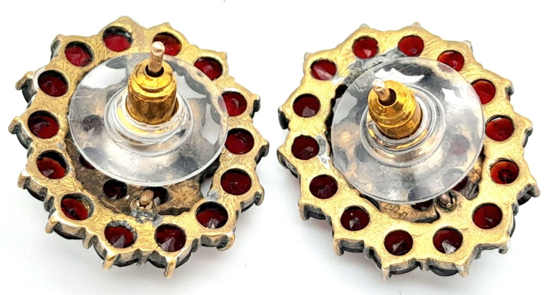 A Pair of Vintage Garnet Earrings. Yellow metal. - Image 2 of 4