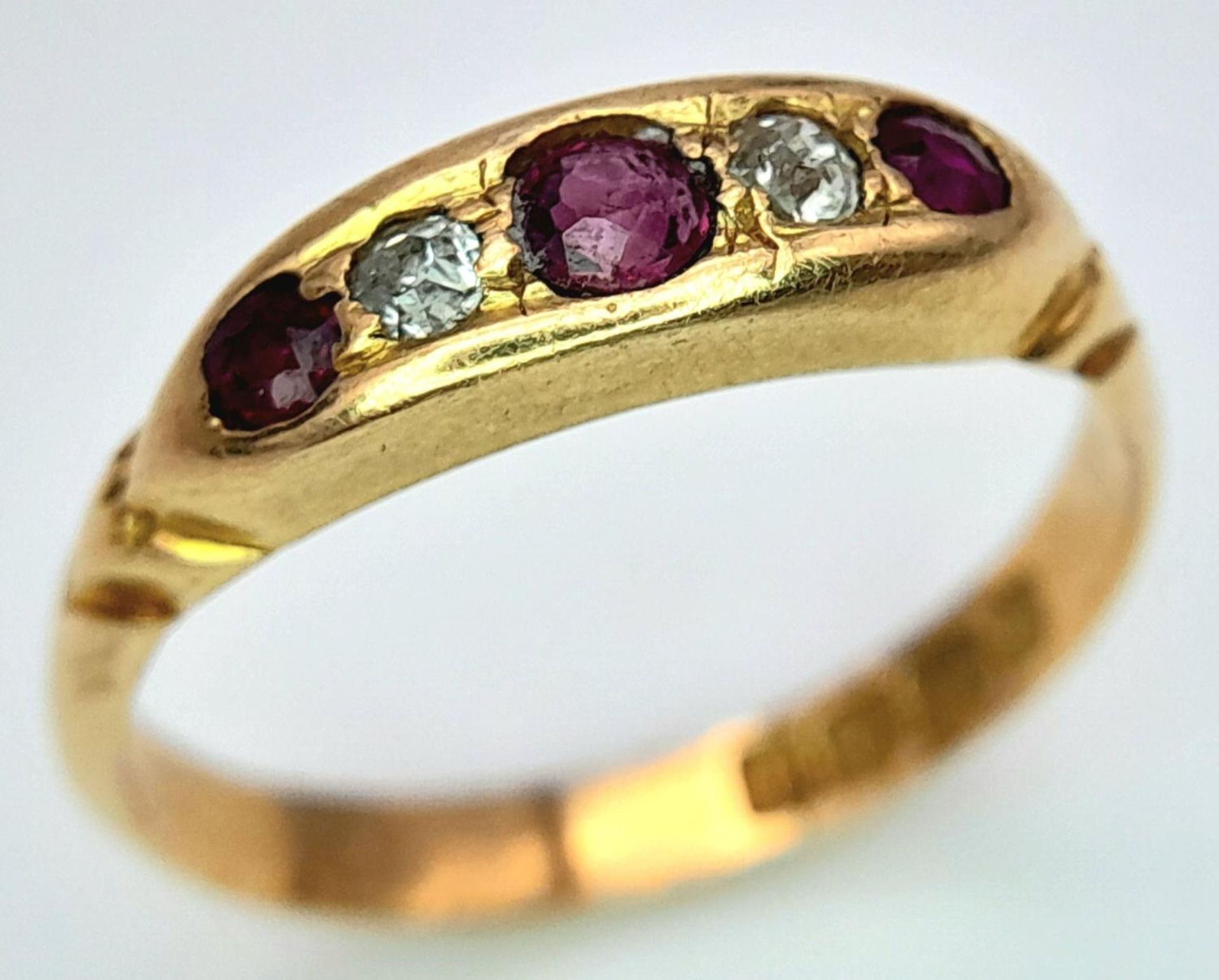 An Antique 18K Yellow Gold Ruby and Diamond Ring. Size K/L, 2.78g total weight. - Bild 2 aus 5