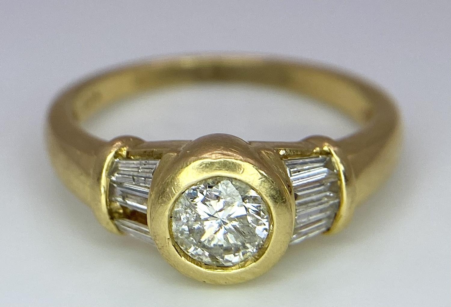 A 9 K yellow gold ring with a round cut diamond and more baguette diamonds on shoulders (one - Bild 4 aus 6