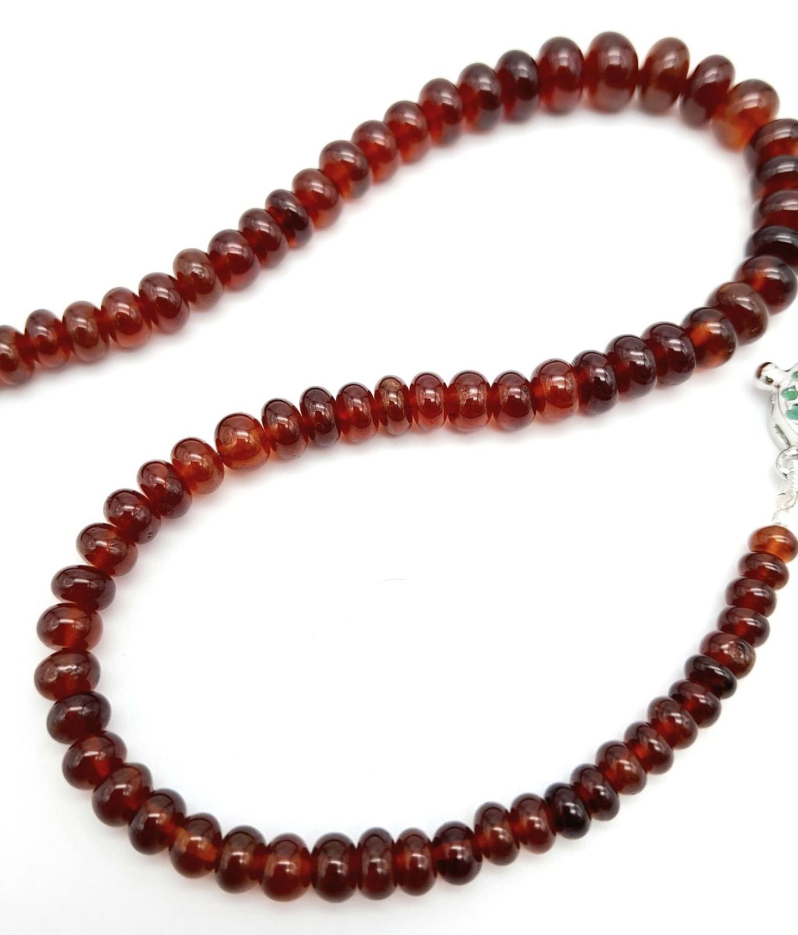 A 210ctw Hessonite Garnet Graduated Rondelle Necklace - with Emerald and 925 Silver clasp. 42cm. - Image 4 of 5