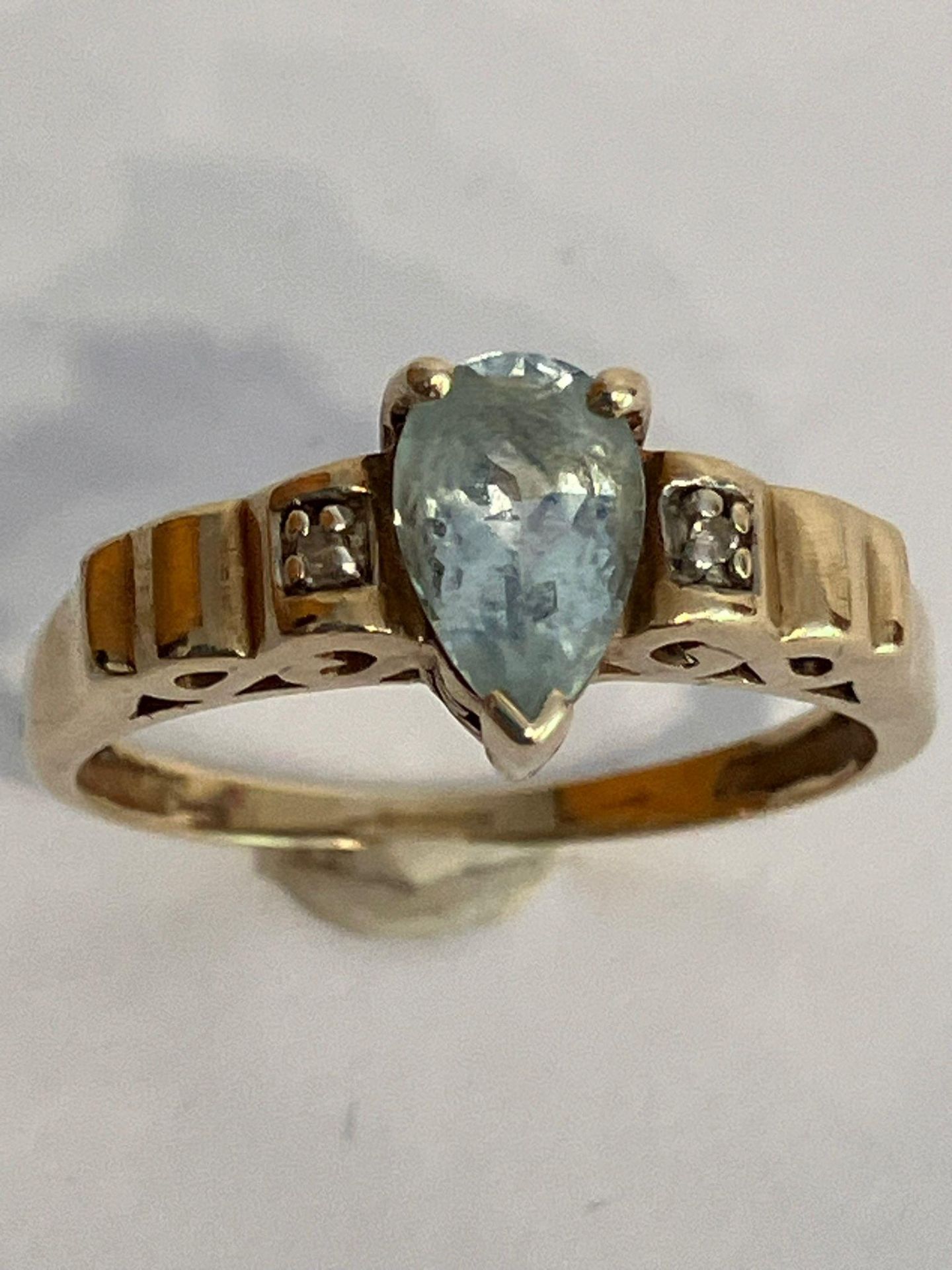 Classic 9 carat GOLD and AQUAMARINE RING. Consisting a Pear Cut AQUAMARINE mounted to top with