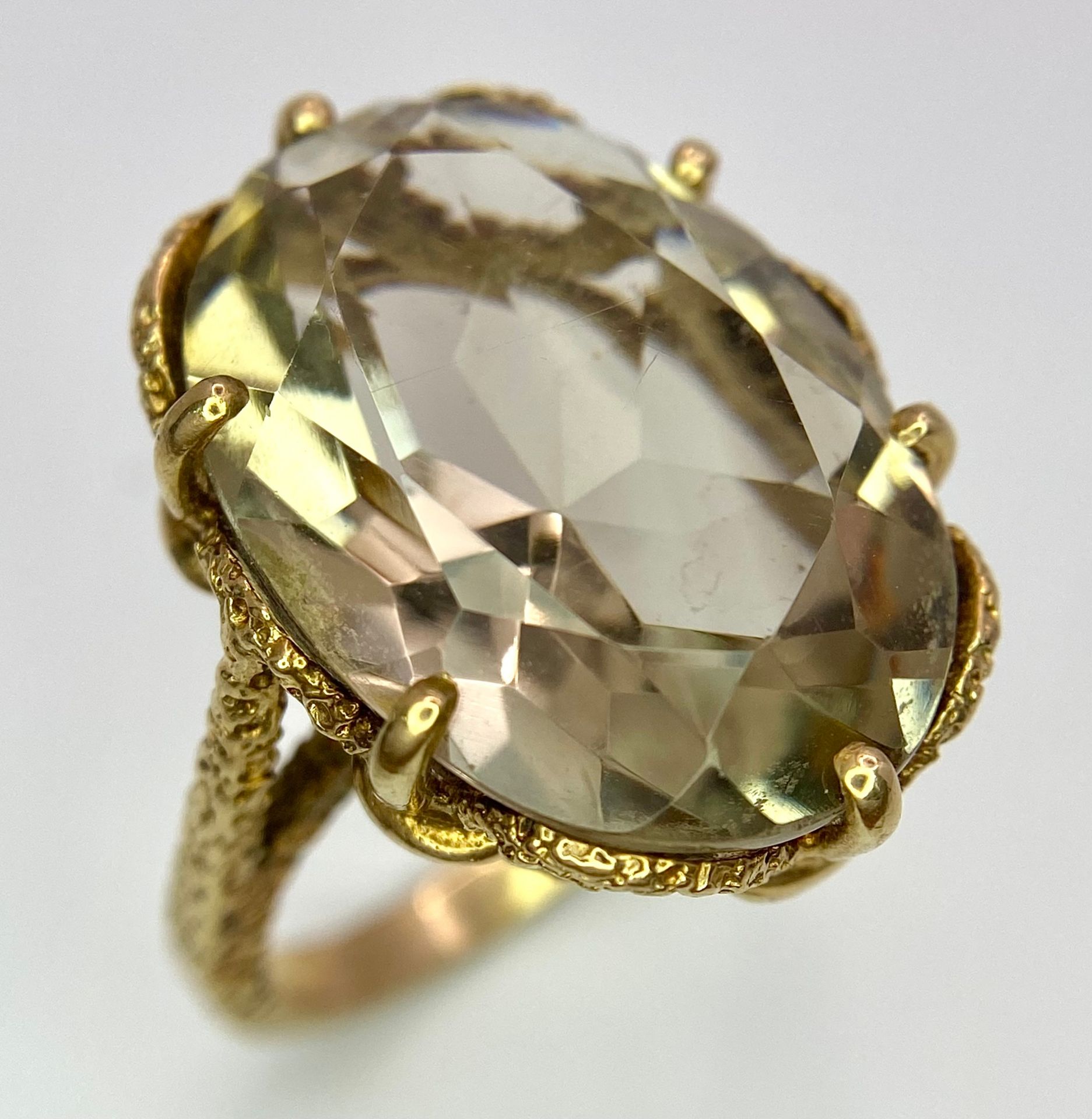 A VINTAGE 9K YELLOW GOLD SMOKEY QUARTZ COCKTIAL RING. 9.3G. SIZE O.