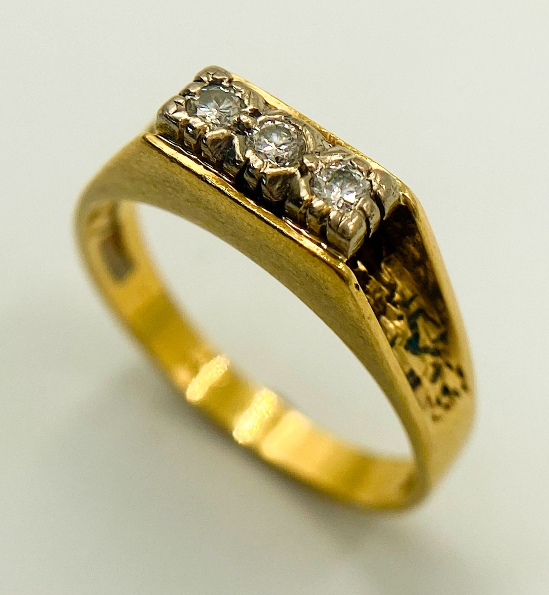 AN 18K YELLOW GOLD VINTAGE DIAMOND RING. 0.10CT. 3.5G. SIZE M. - Image 2 of 5