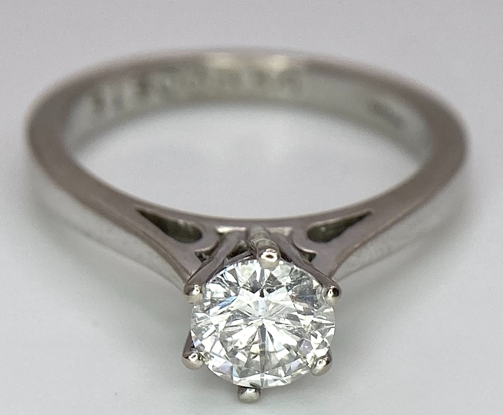 AN 18K WHITE GOLD DIAMOND SOLITAIRE RING - BRILLIANT ROUND CUT 0.70CT. 4.2G. SIZE M - Image 6 of 9