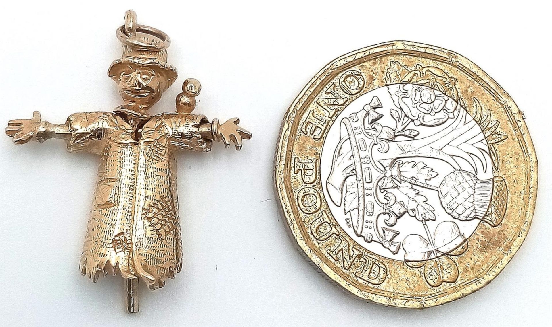 A 9K YELLOW GOLD SCARECROW CHARM WITH MOVING PARTS. 28mm length, 3.2g weight. Ref: SC 9056 - Bild 3 aus 3